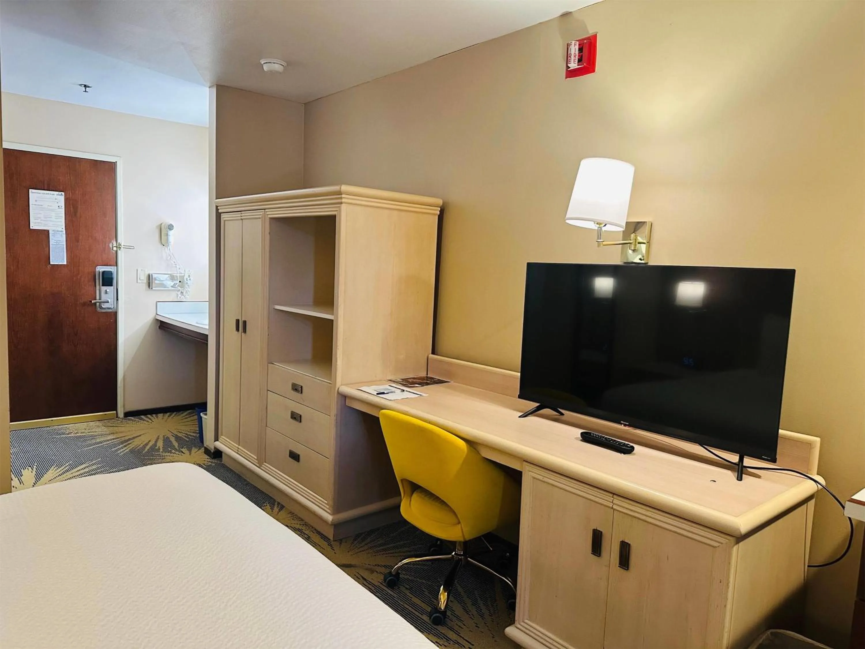 Photo of the whole room, Bed in Days Inn by Wyndham Seatac Airport