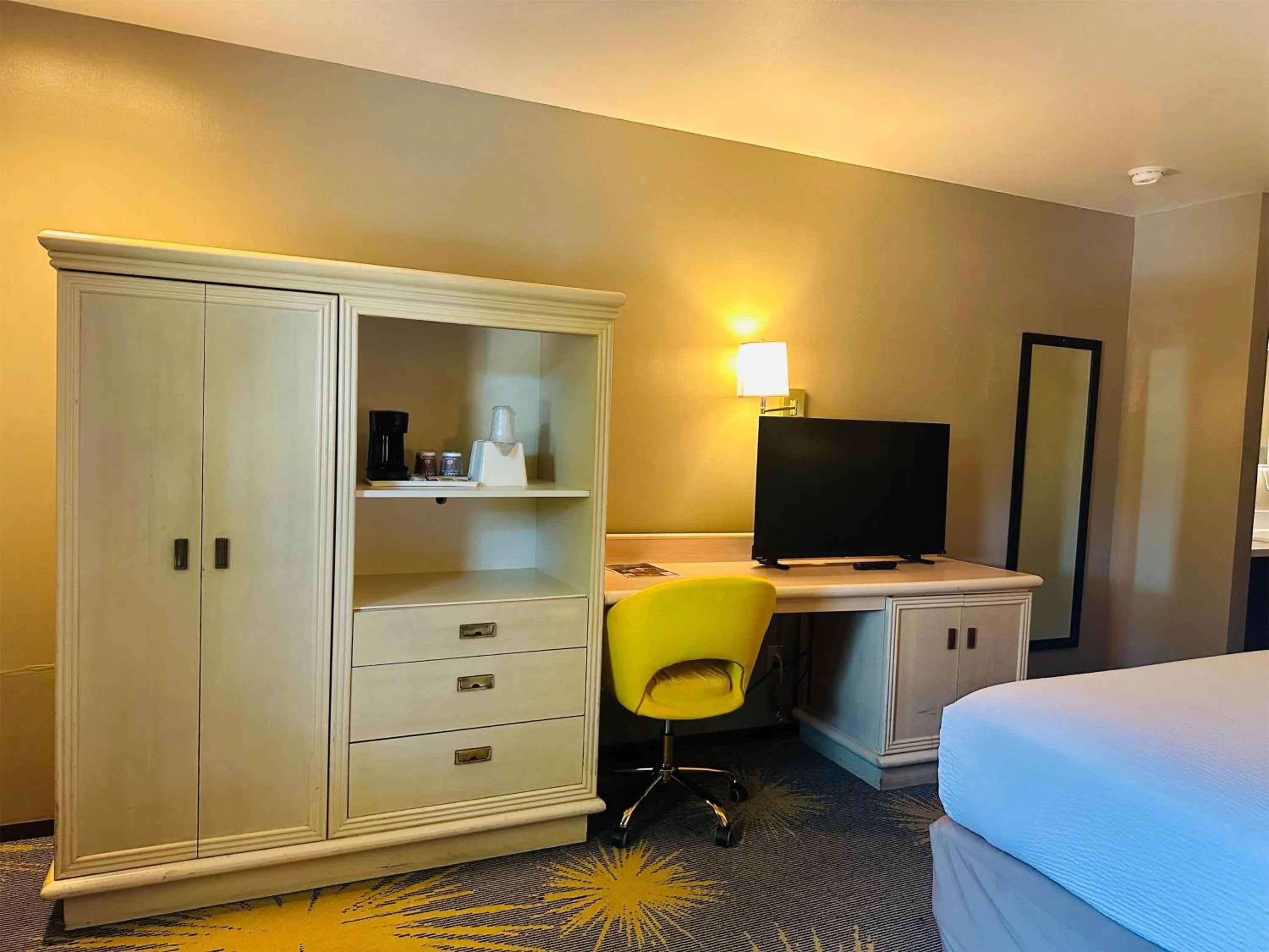 Photo of the whole room, Bed in Days Inn by Wyndham Seatac Airport