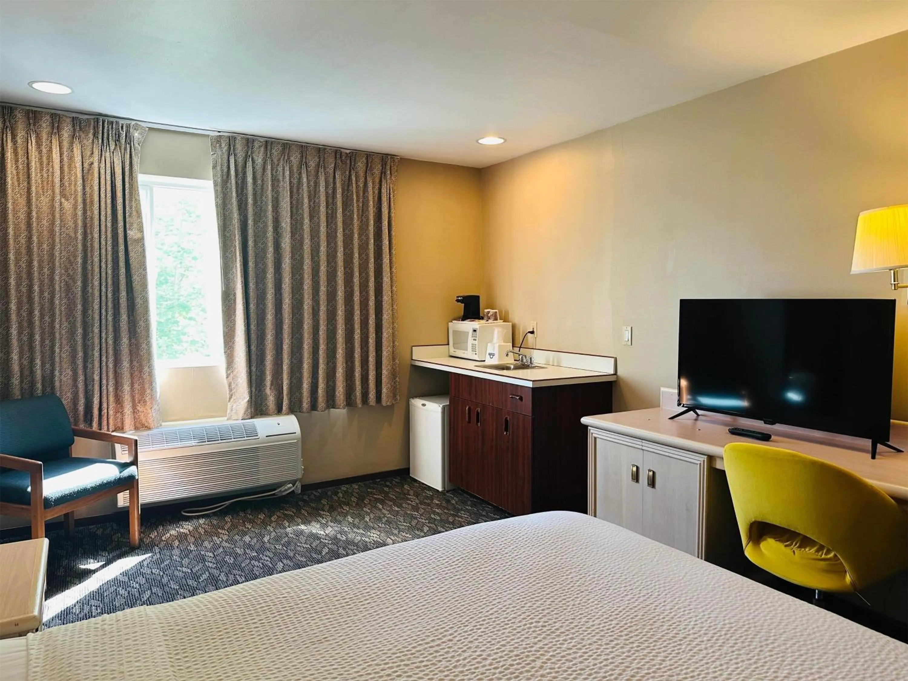 Photo of the whole room, Bed in Days Inn by Wyndham Seatac Airport