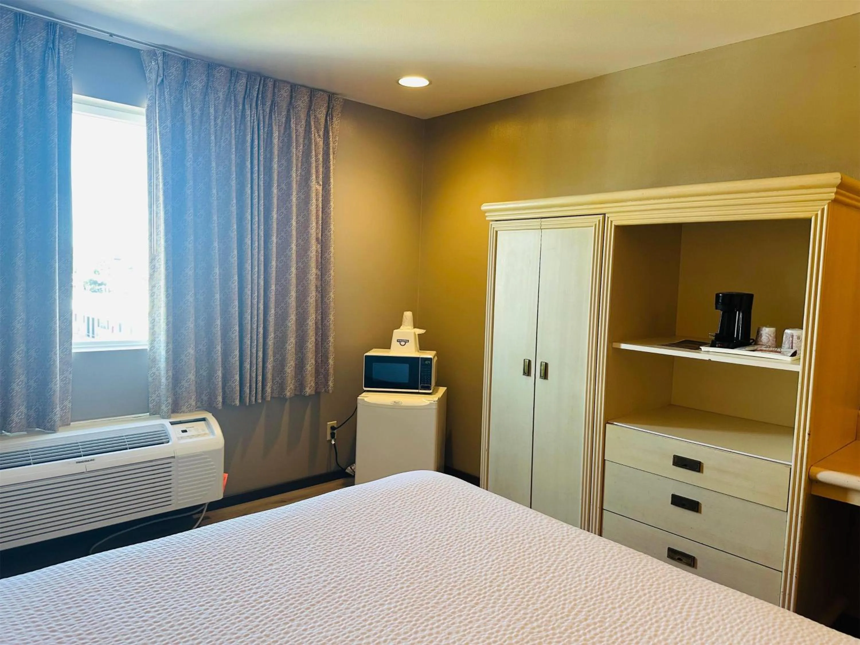 Photo of the whole room, Bed in Days Inn by Wyndham Seatac Airport