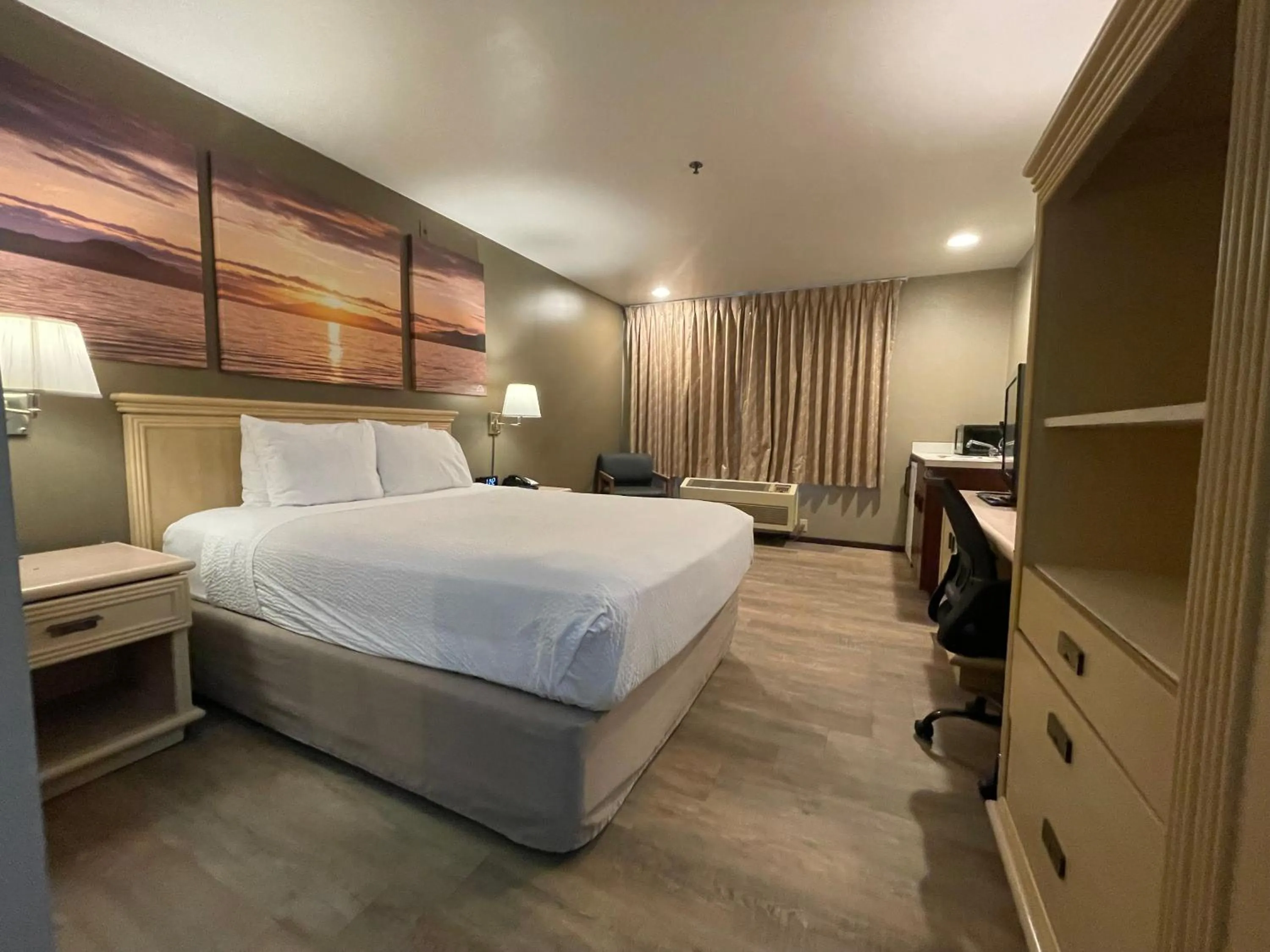 Bed in Days Inn by Wyndham Seatac Airport