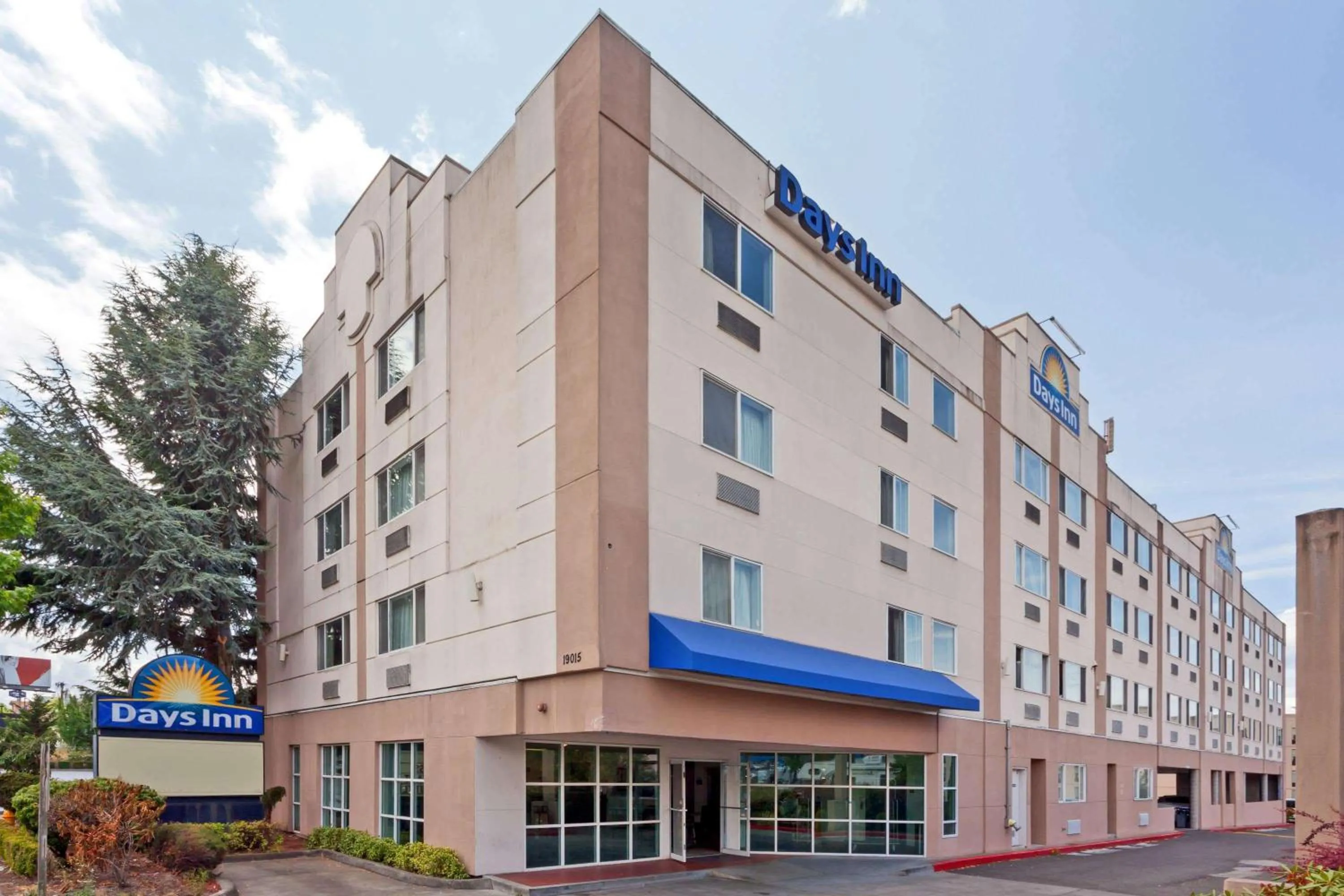 Property building in Days Inn by Wyndham Seatac Airport