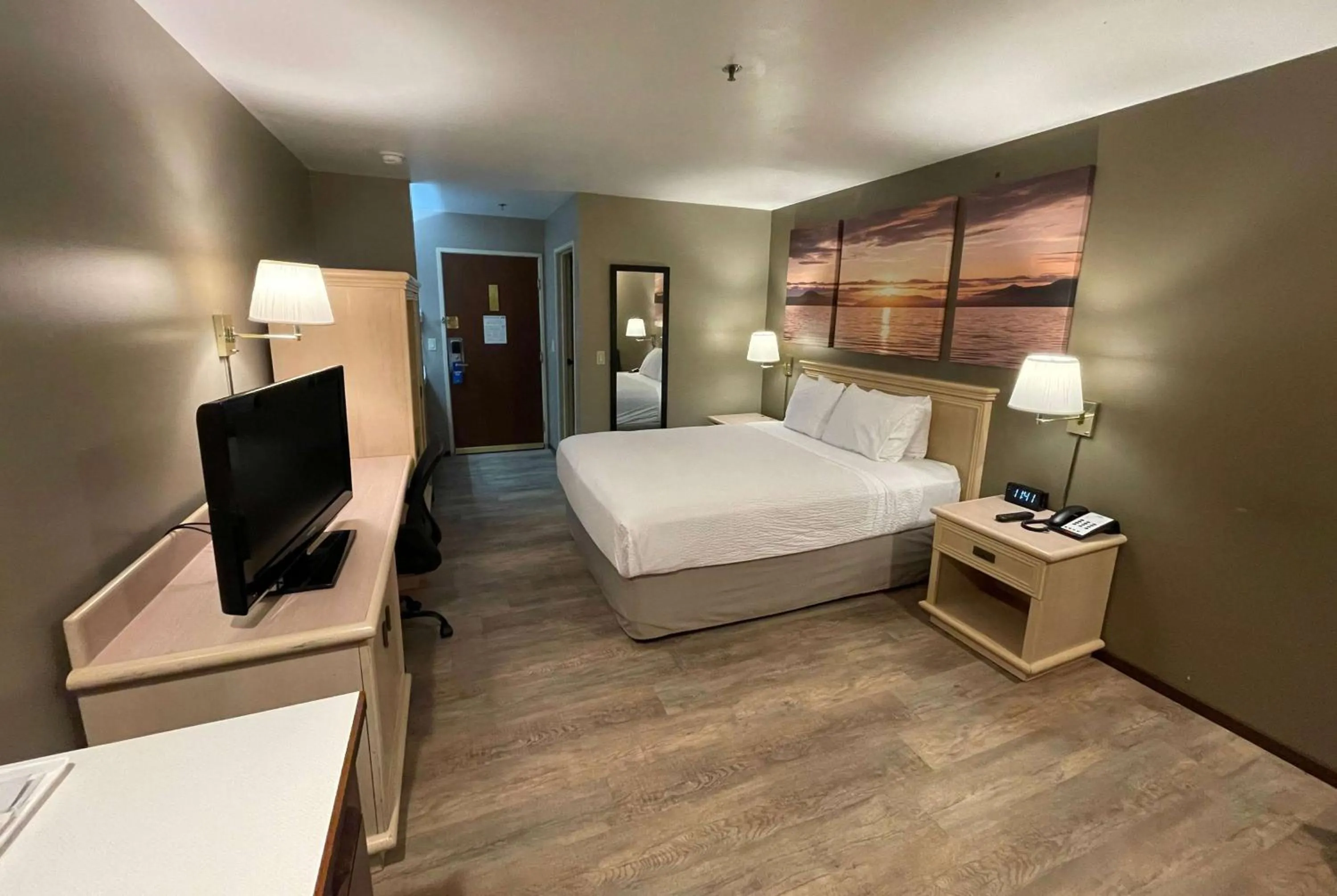 Photo of the whole room, Bed in Days Inn by Wyndham Seatac Airport