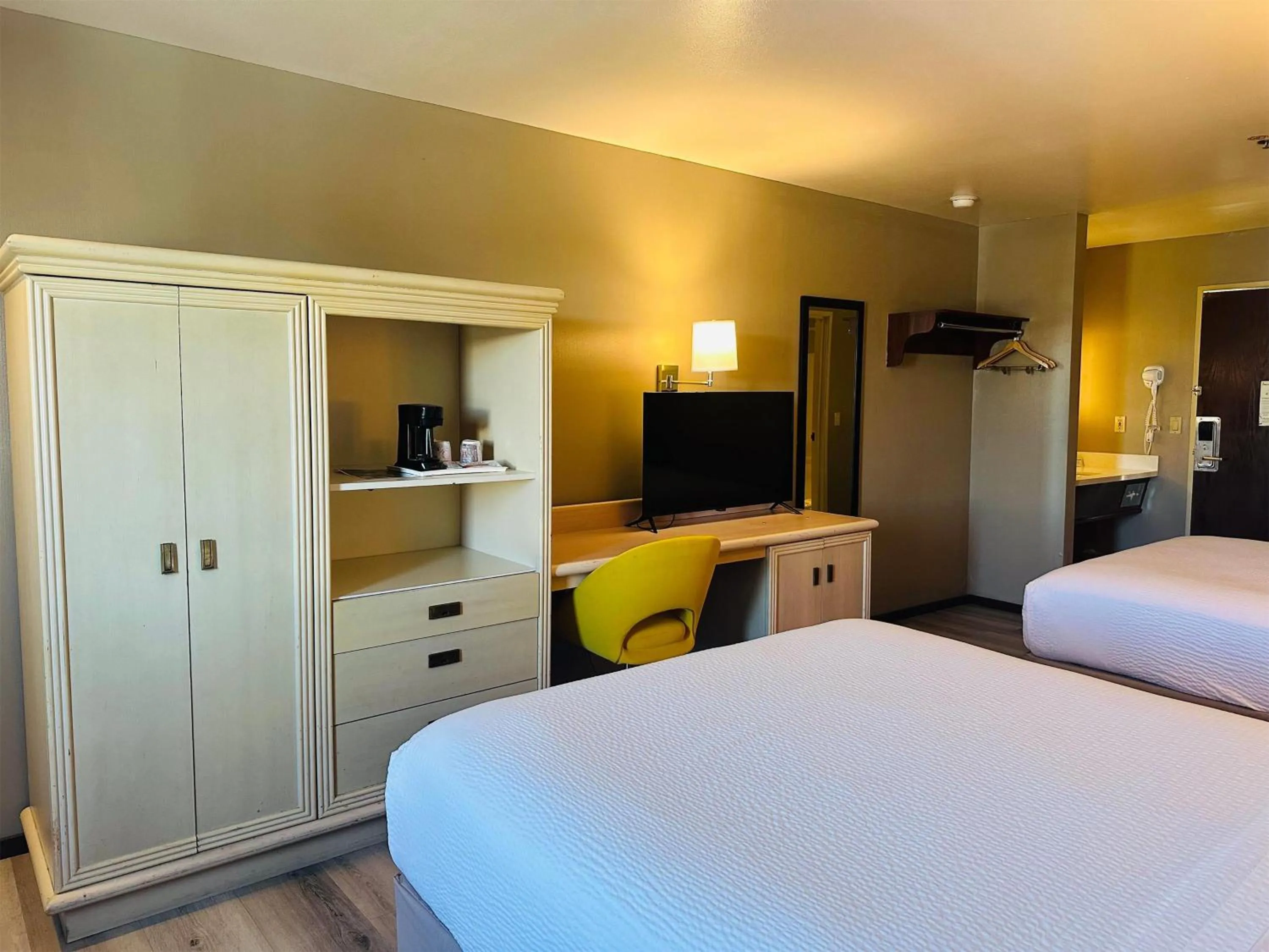 Photo of the whole room, Bed in Days Inn by Wyndham Seatac Airport