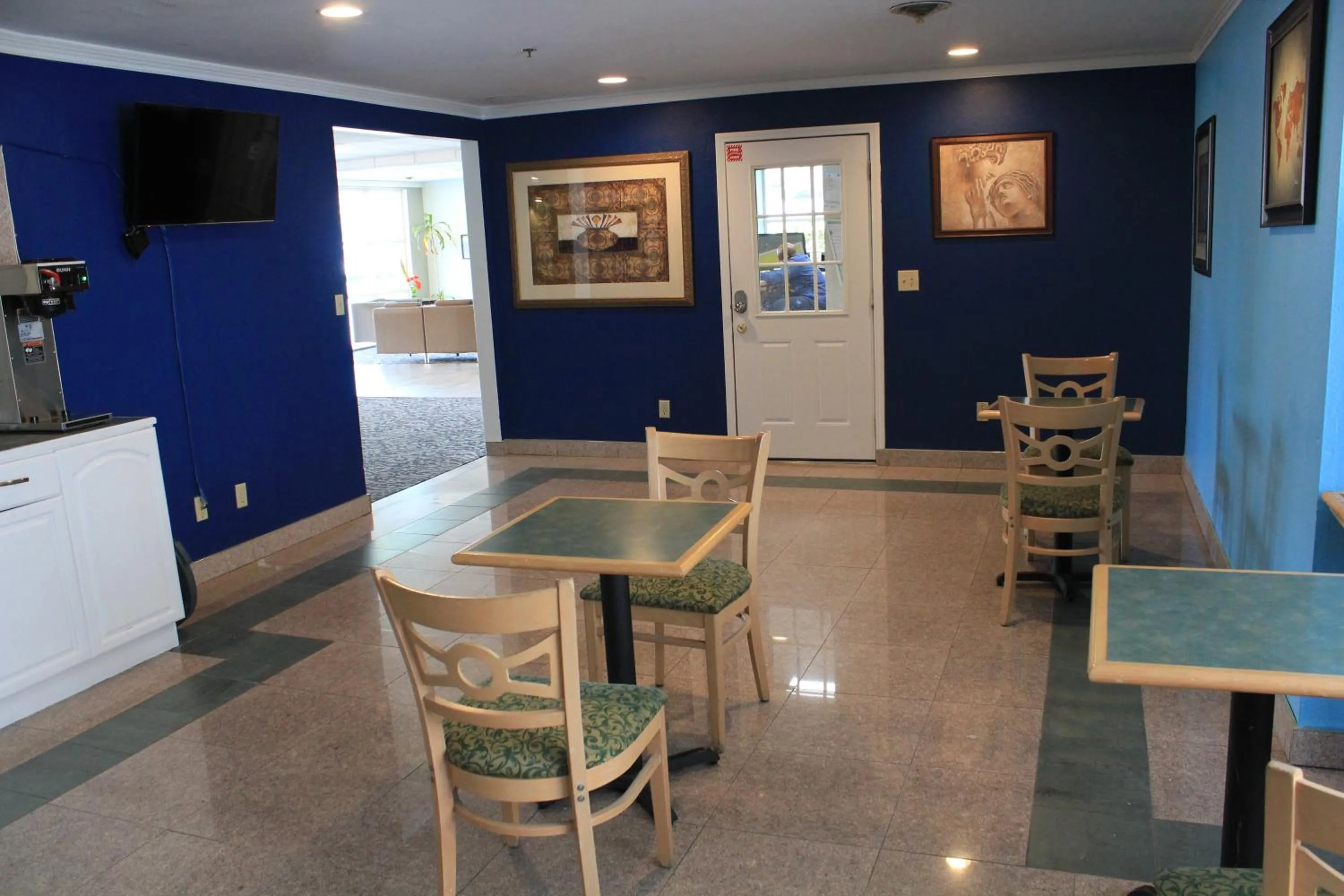 Dining area in Days Inn by Wyndham Seatac Airport