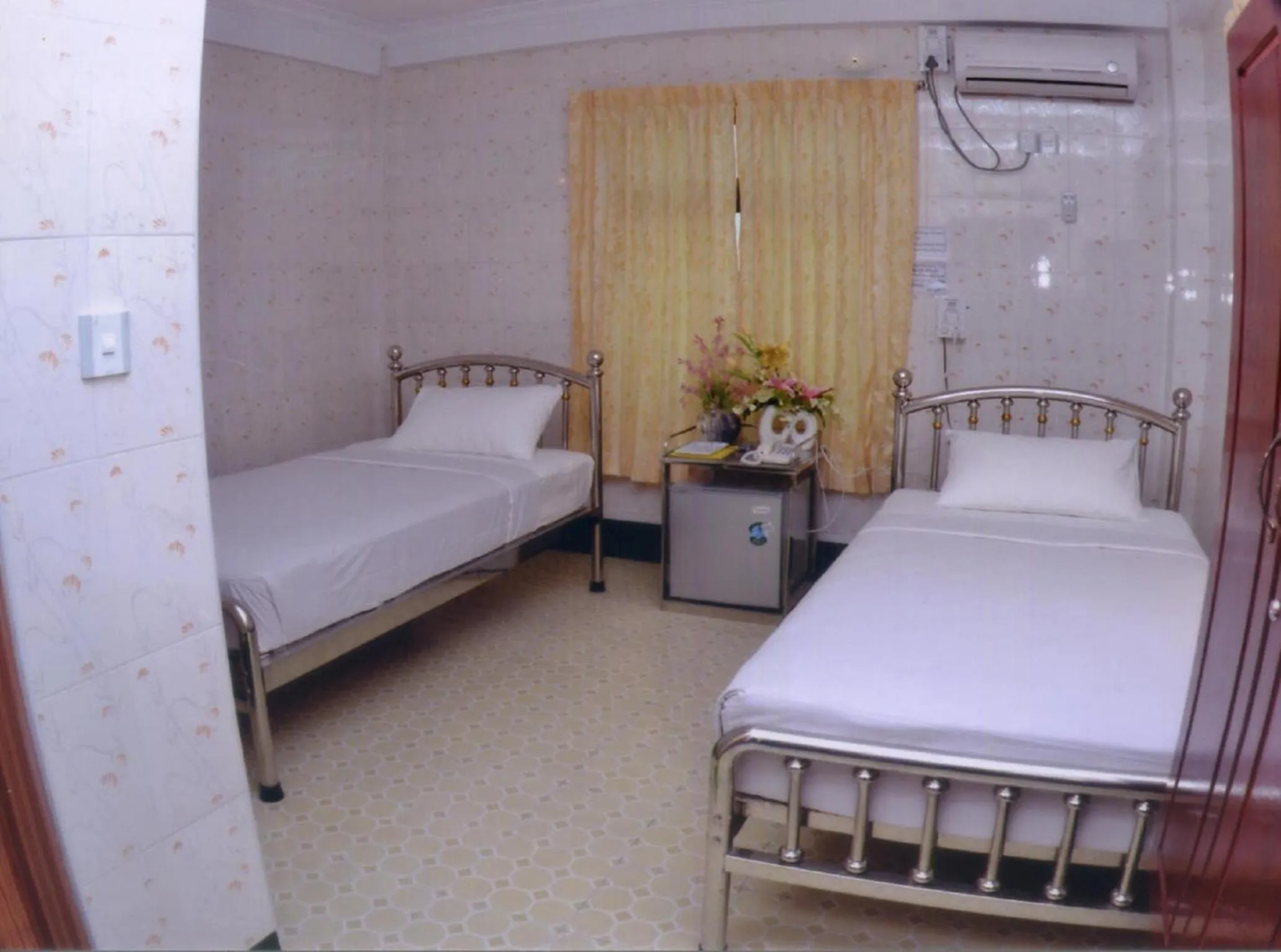 Bedroom, Bed in Hotel Shwe Eain Taw