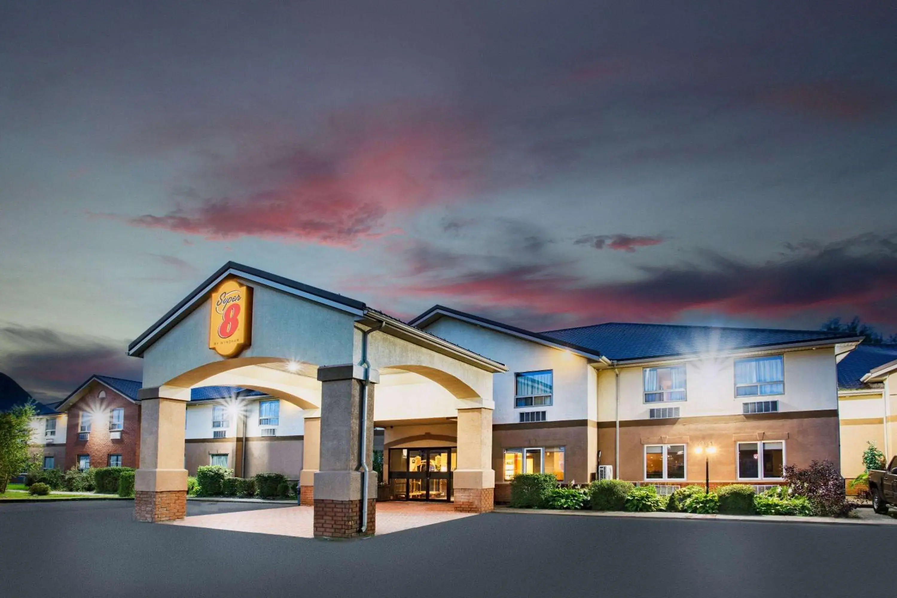 Property building in Super 8 by Wyndham Cornwall ON Property building in Super 8 by Wyndham Cornwall ON