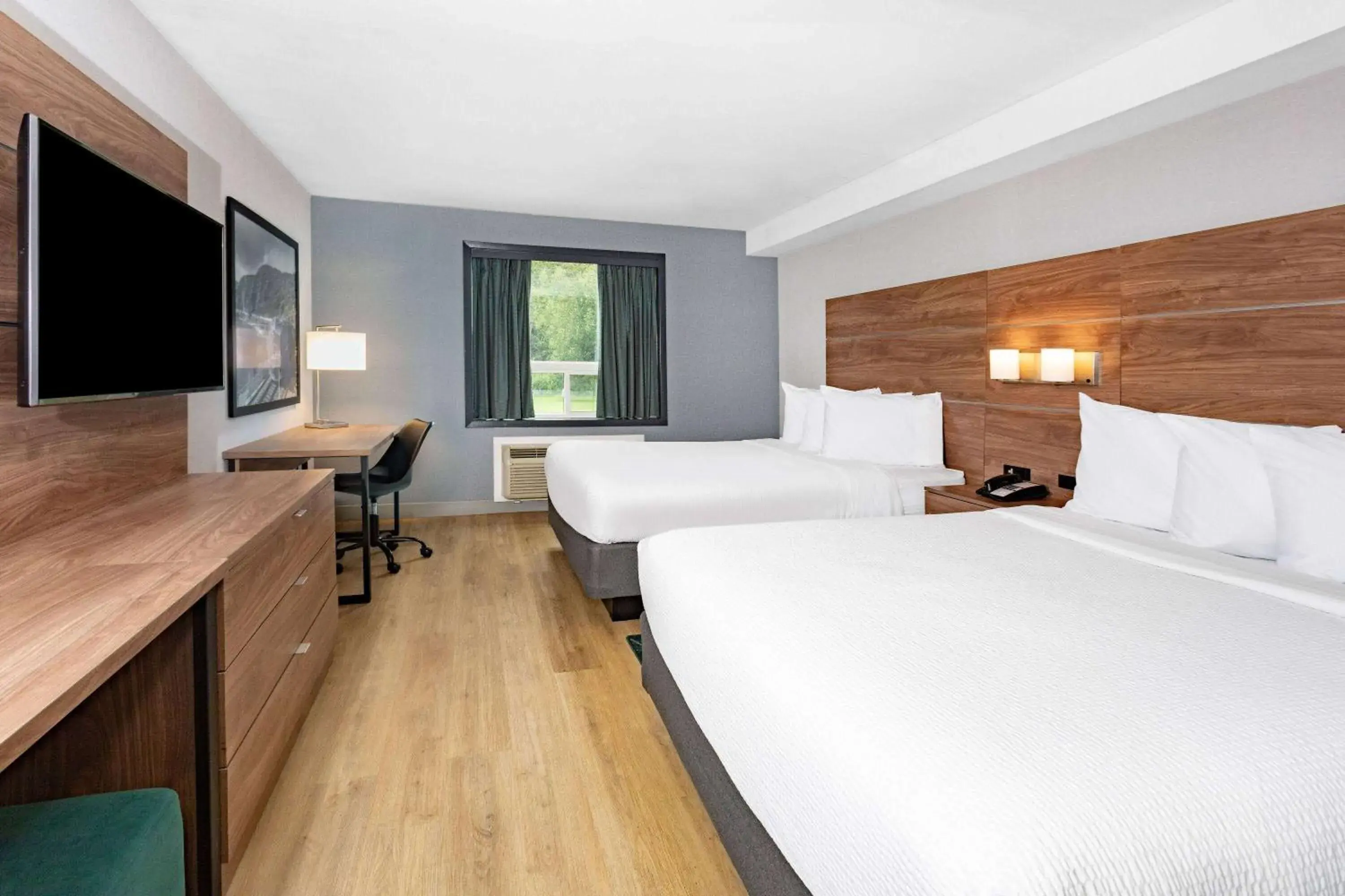 Photo of the whole room, Bed in Super 8 by Wyndham Cornwall ON Photo of the whole room, Bed in Super 8 by Wyndham Cornwall ON