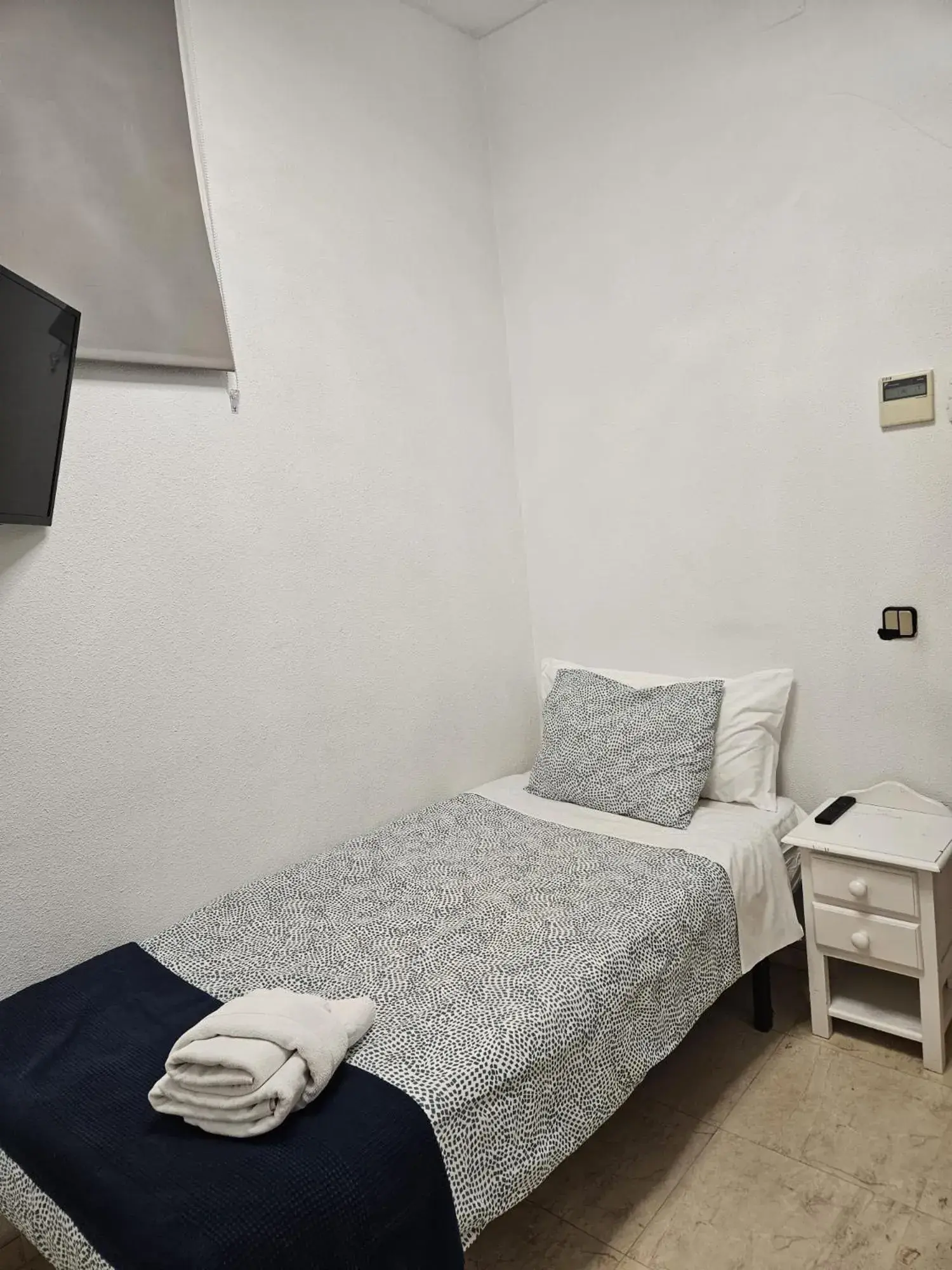 Standard Single Room with Shared Bathroom - single occupancy in Hostal Alfaro Standard Single Room with Shared Bathroom - single occupancy in Hostal Alfaro