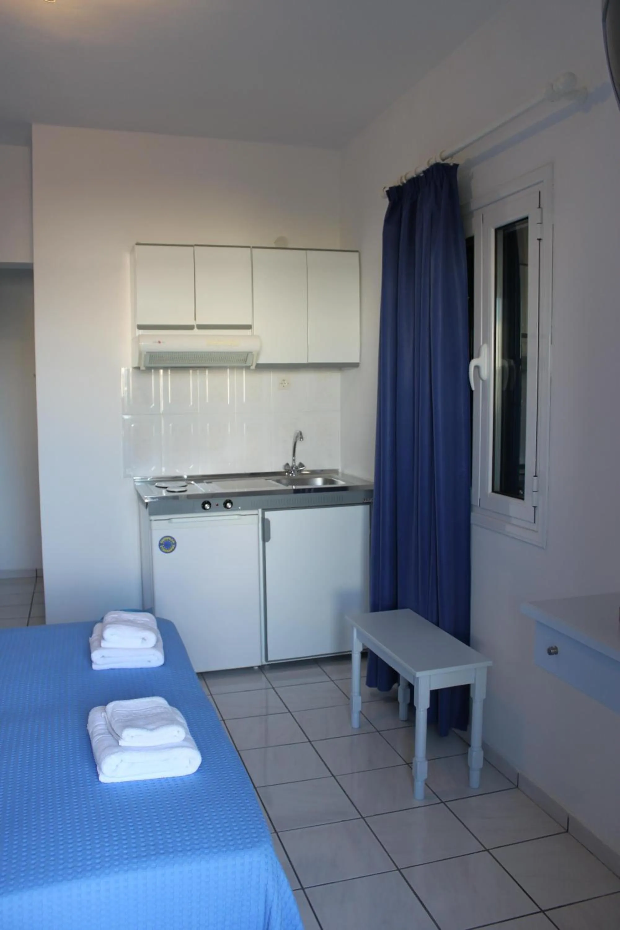 Kitchen or kitchenette, Bed in Alvi Studios