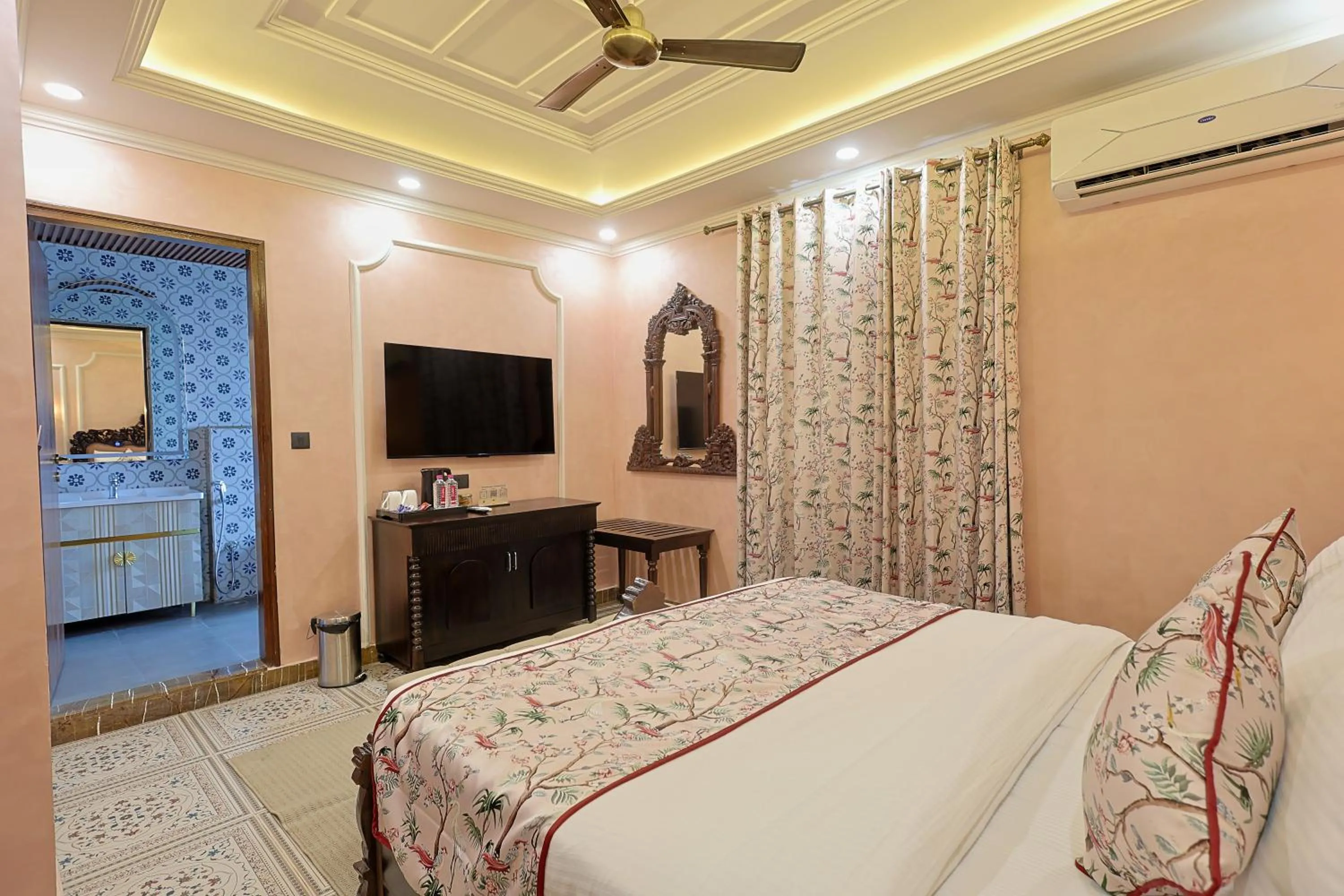 Bedroom, Bed in WelcomHeritage Traditional Haveli