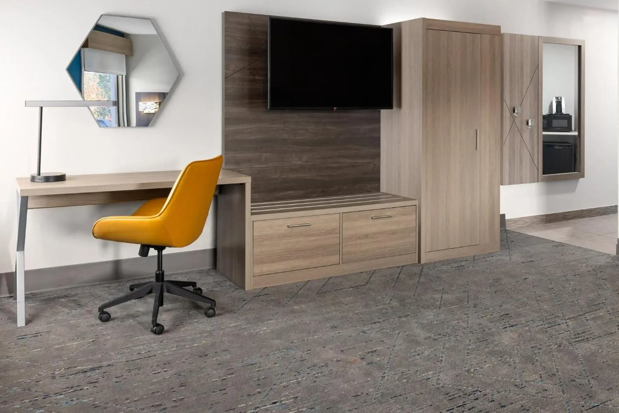 King Room - Mobility Access/Hearing Accessible in Holiday Inn Express Harrisburg I-81 - Hershey By IHG King Room - Mobility Access/Hearing Accessible in Holiday Inn Express Harrisburg I-81 - Hershey By IHG