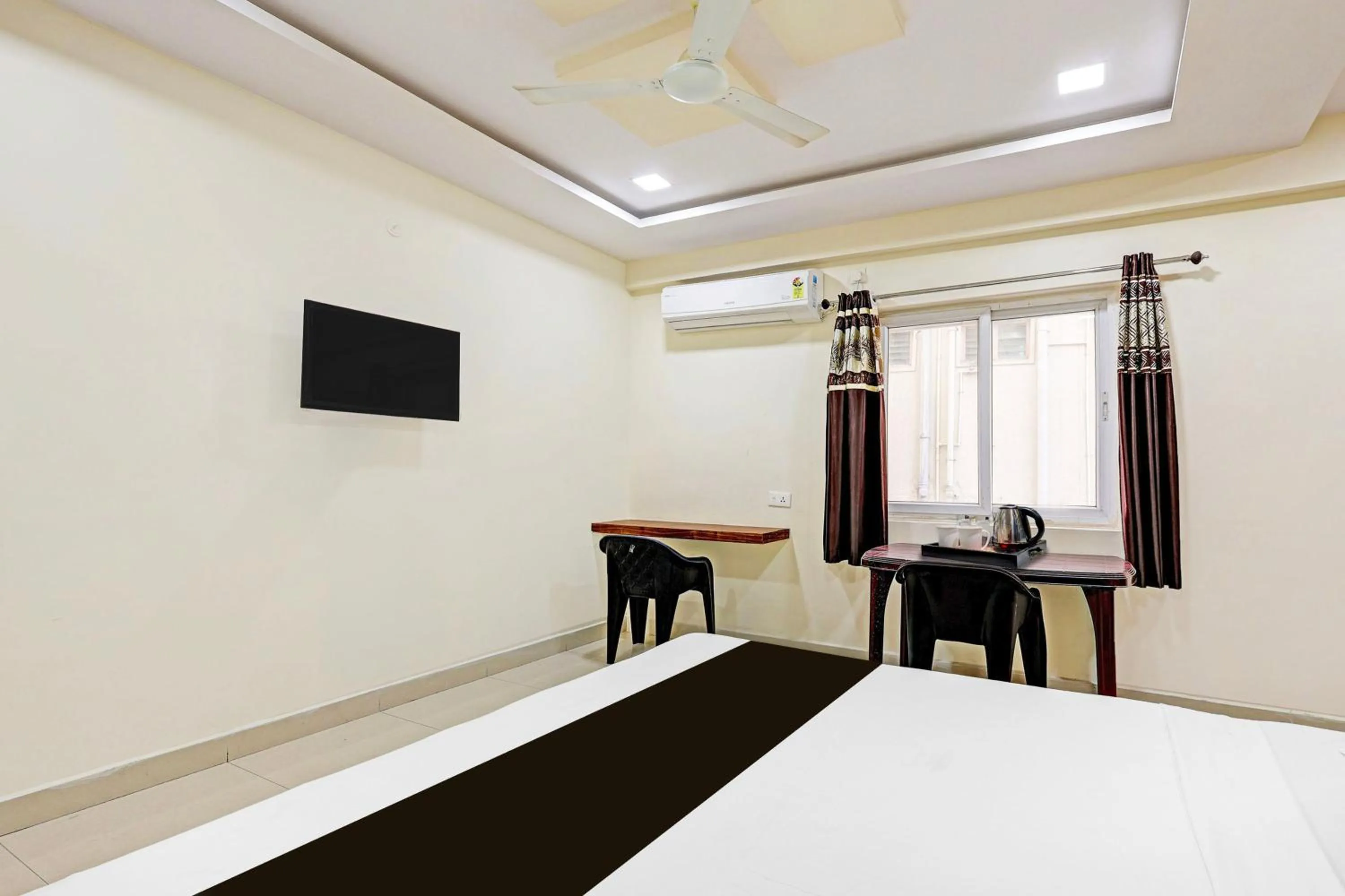 Bedroom, Bed in Super Collection O Beach Road Near GITAM