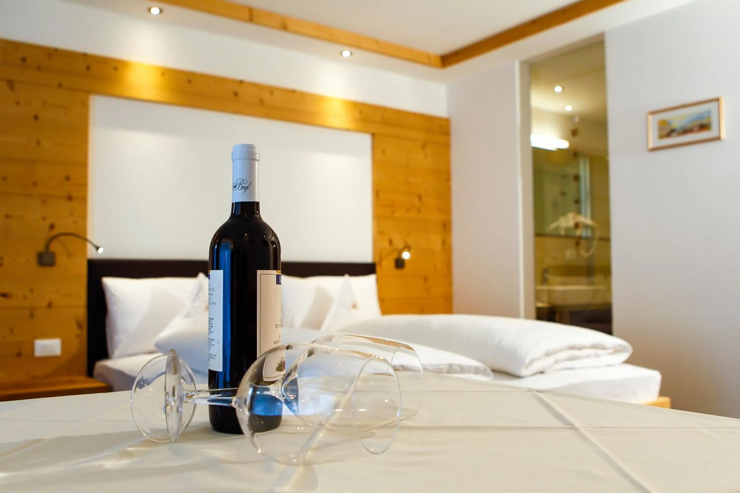 Alcoholic drinks, Bed in Hotel Garni Aghel