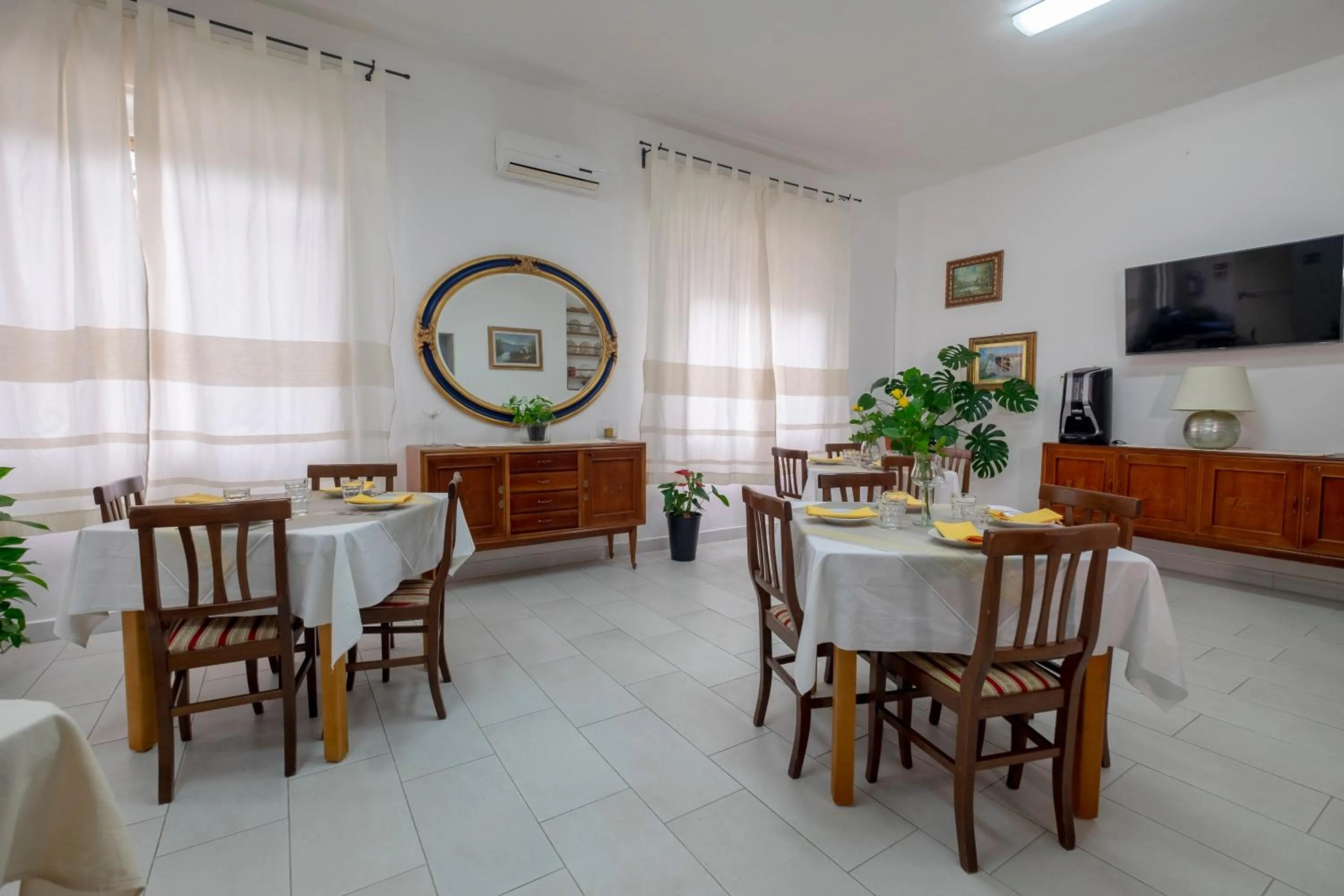 Restaurant/places to eat in Hotel Soleo