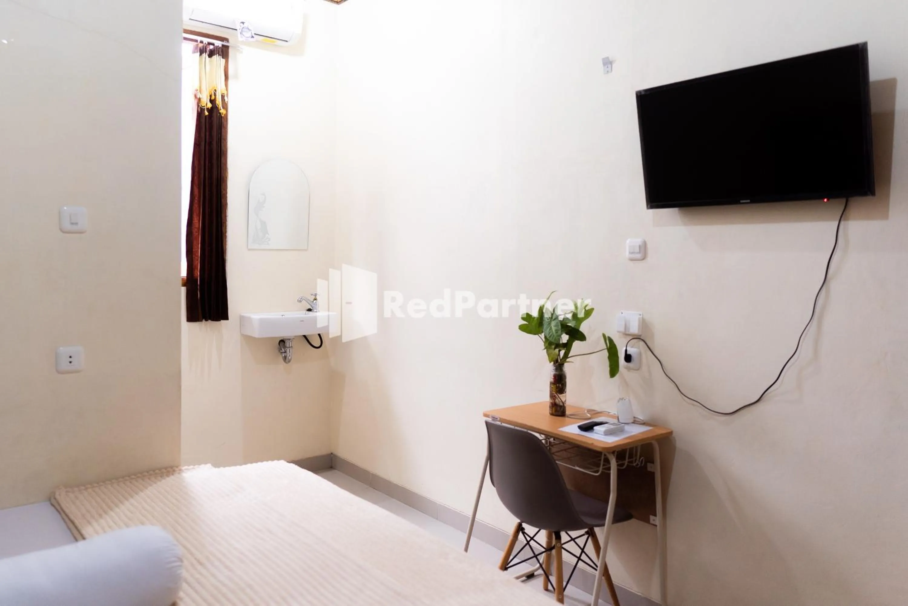Bedroom, TV/Entertainment Center in ITR Homestay RedPartner