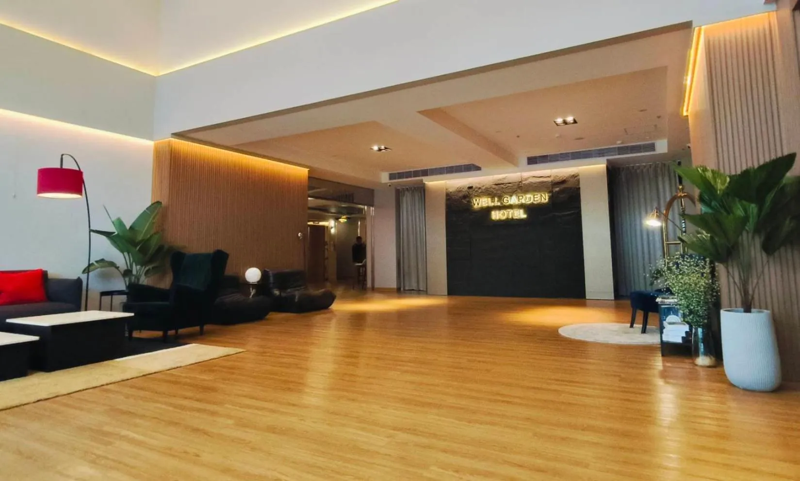 Lobby or reception in Well Garden Hotel