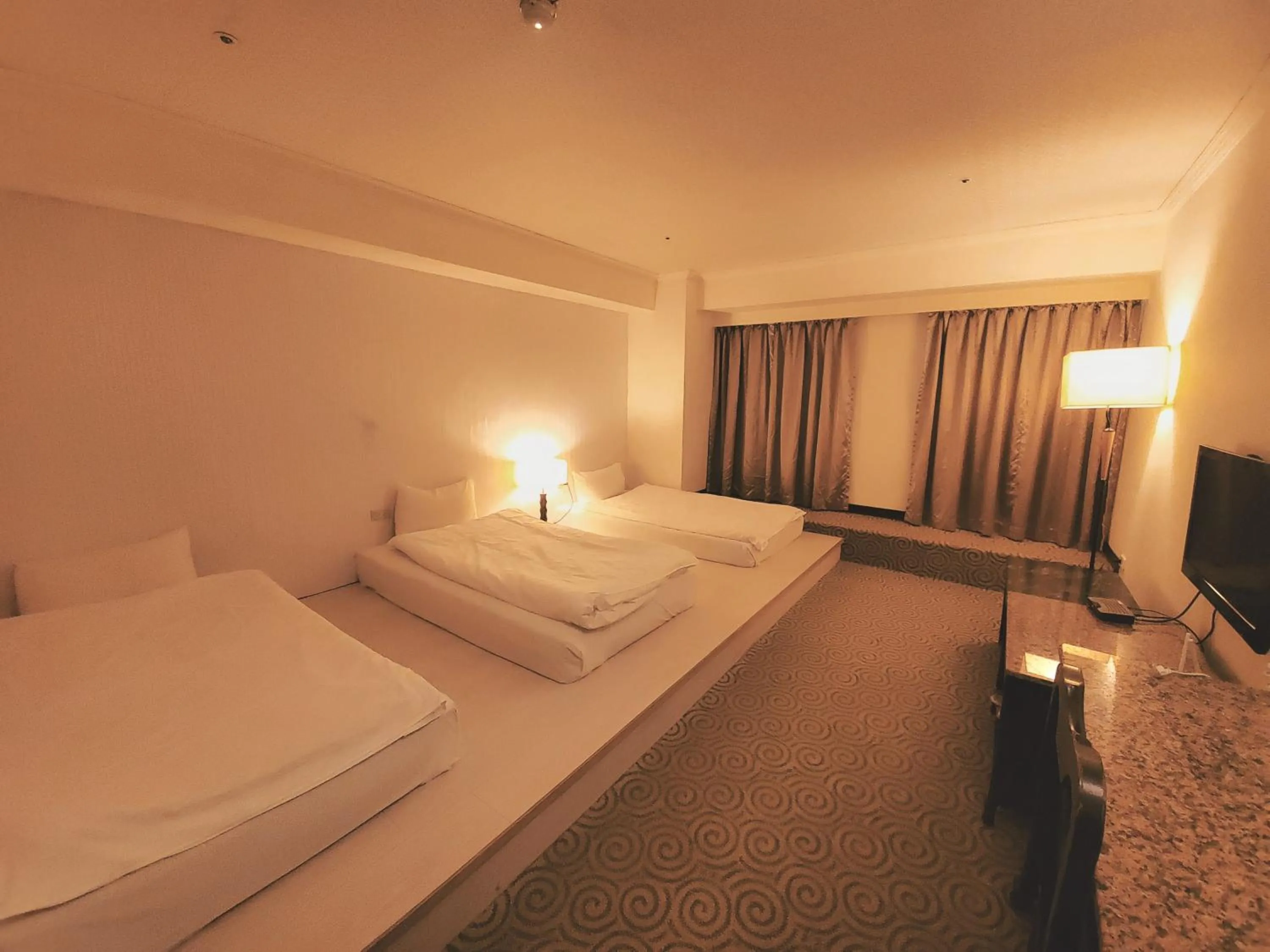 Bed in Well Garden Hotel