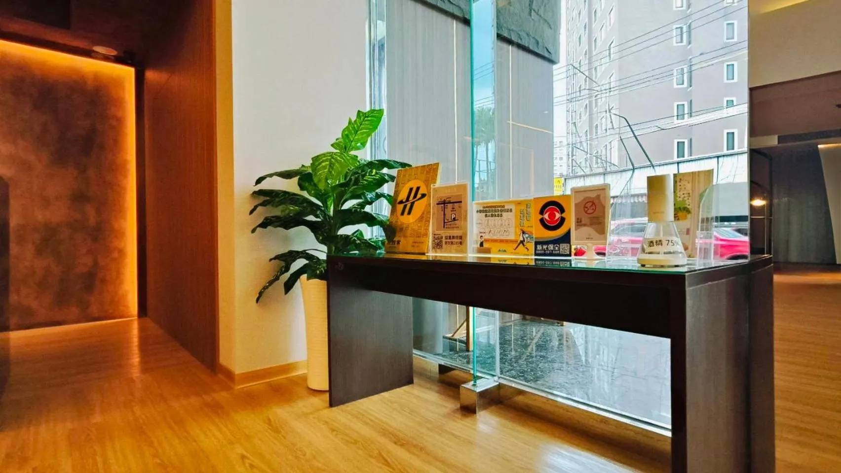 Logo/Certificate/Sign in Well Garden Hotel