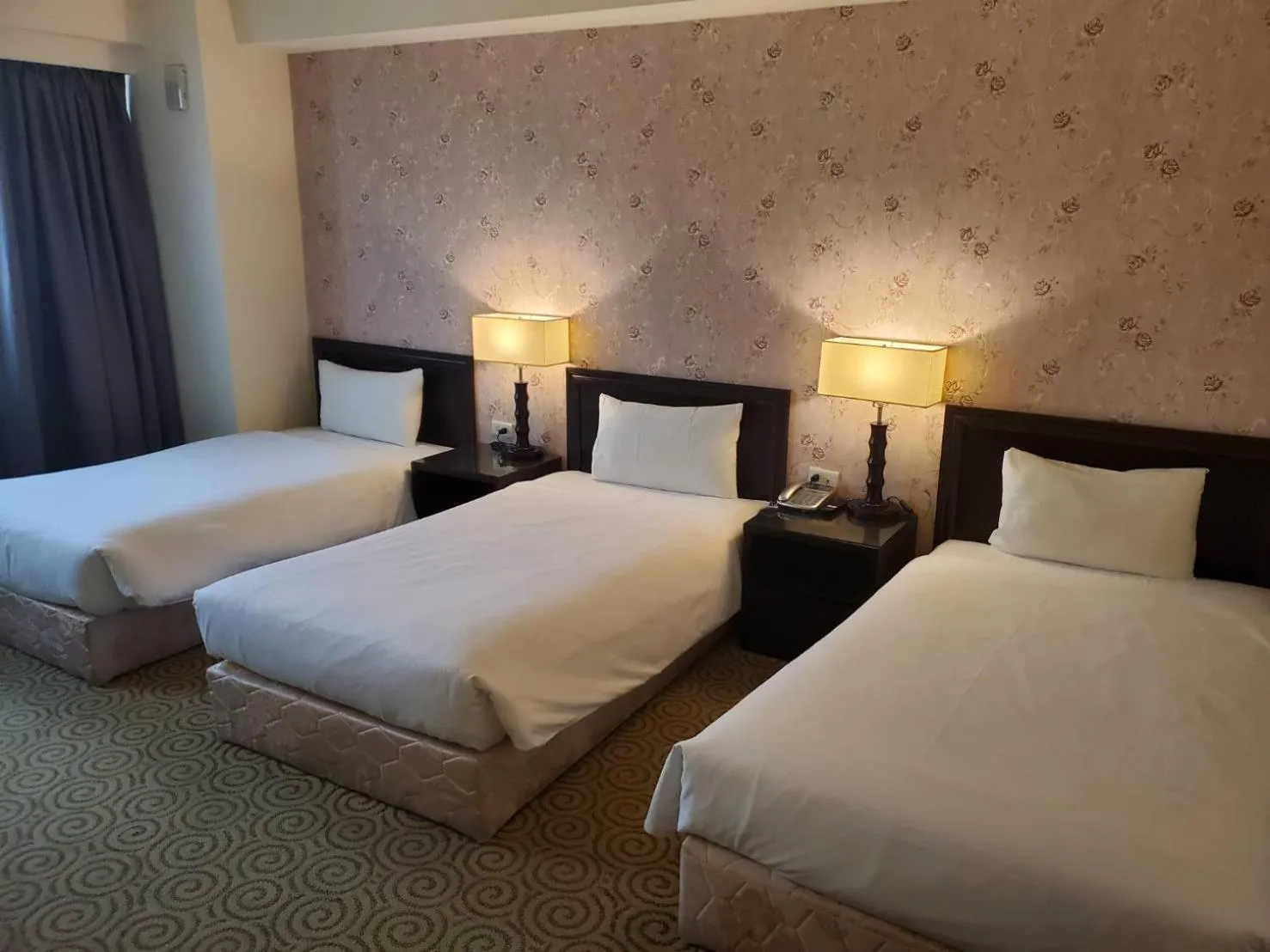 Bedroom, Bed in Well Garden Hotel