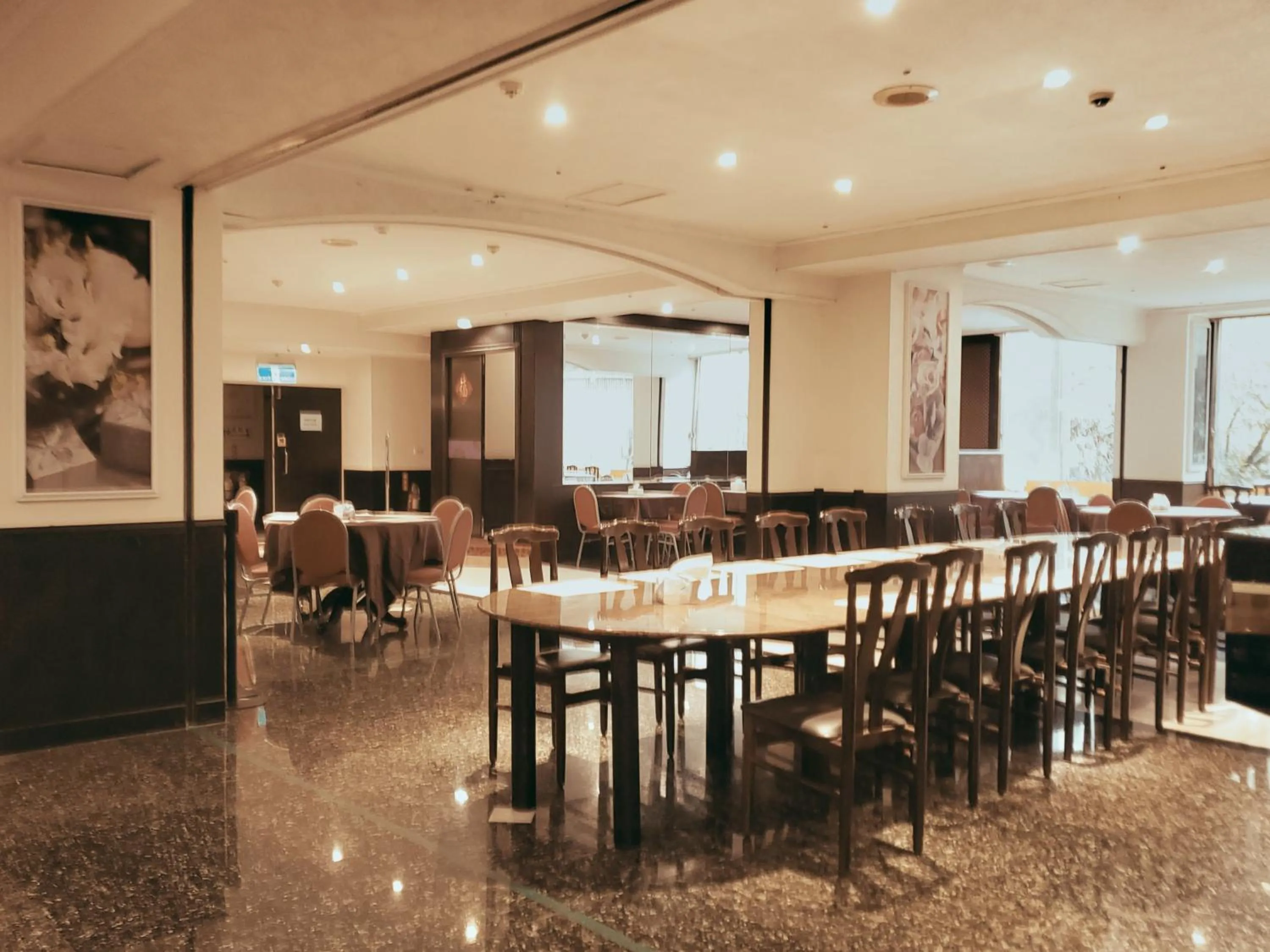 Restaurant/places to eat in Well Garden Hotel