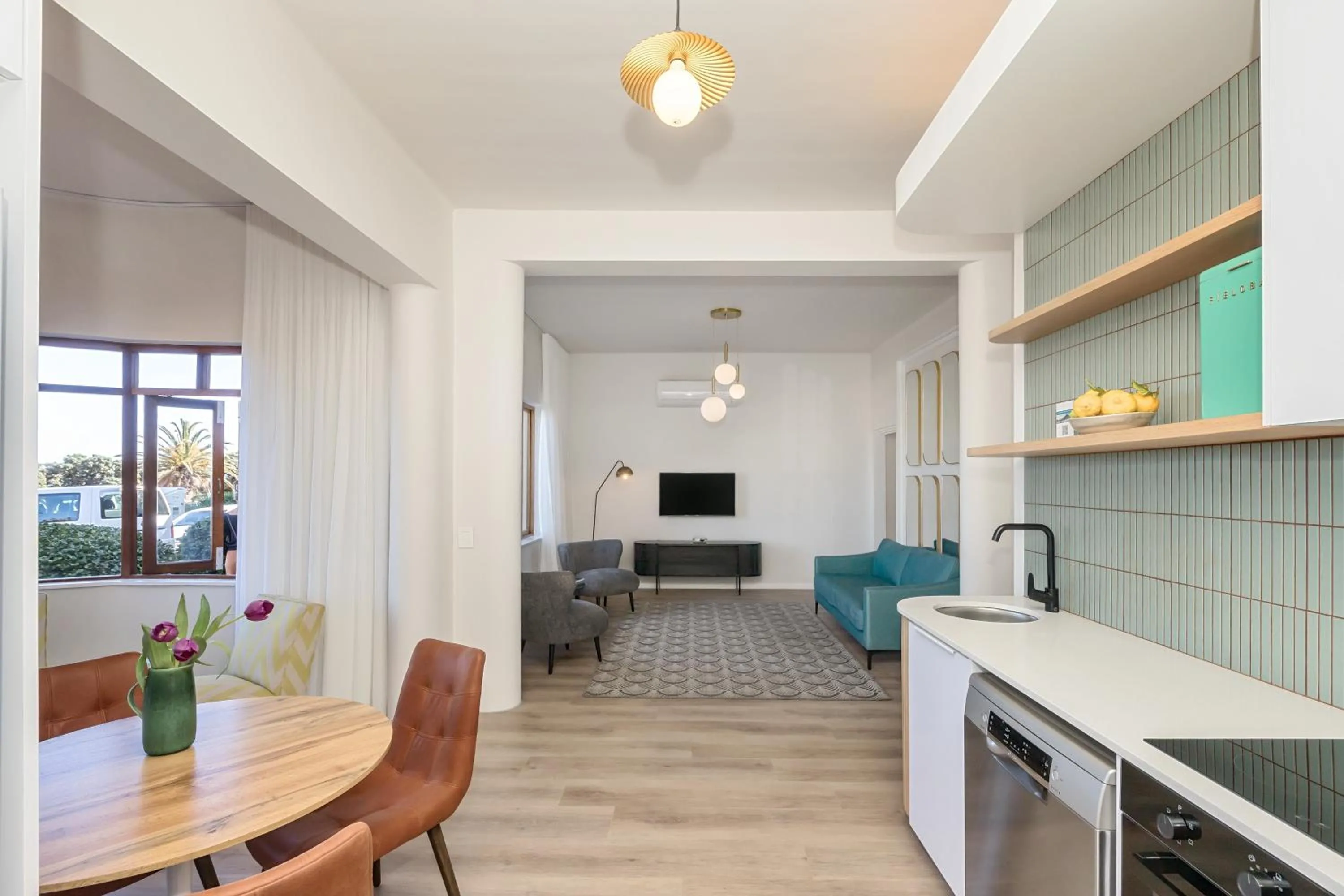 On the Beach in Camps Bay - fully equipped 2 bedroom apartment