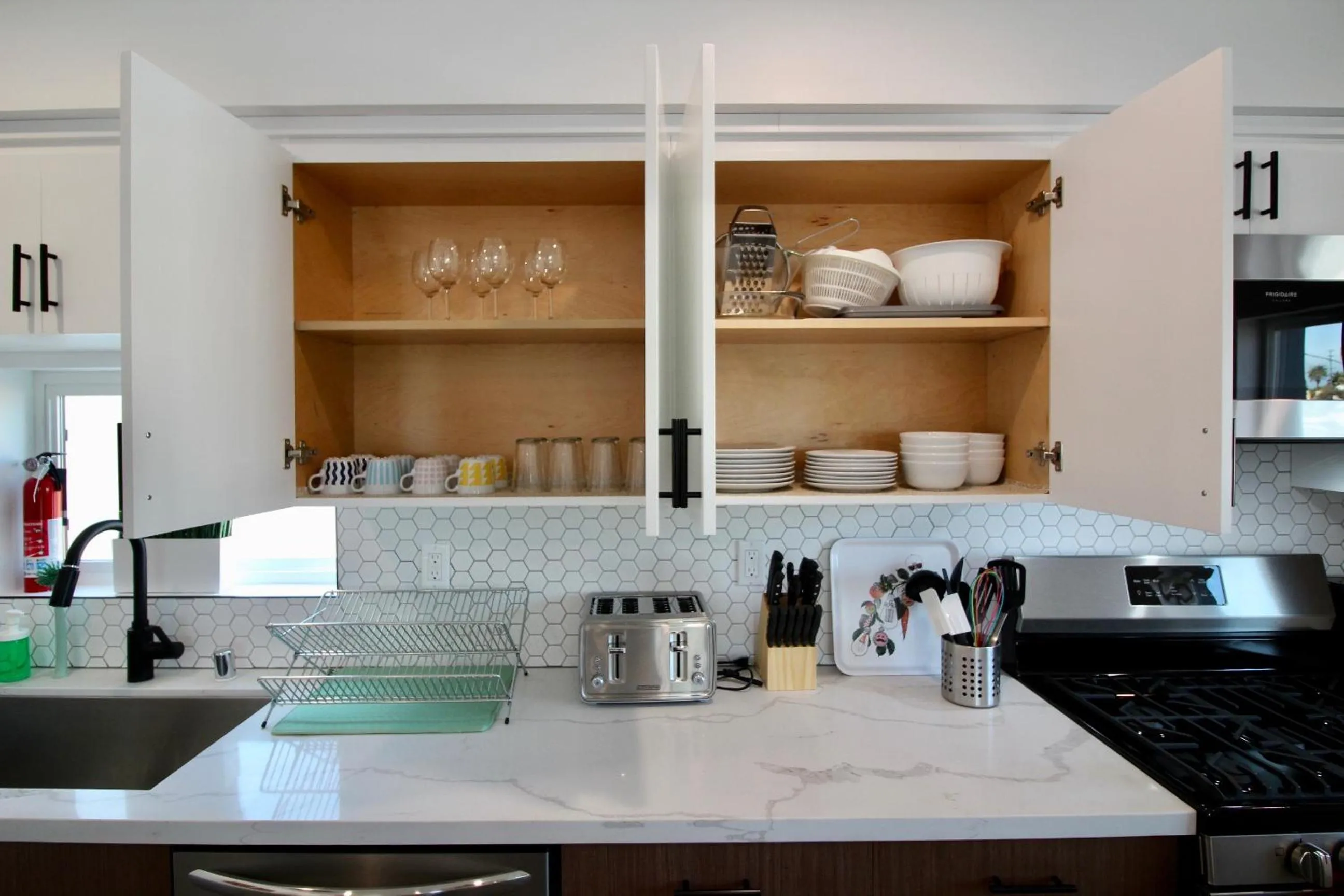 Kitchen or kitchenette in Los Angeles 3BR Villa Suites with Free Parking