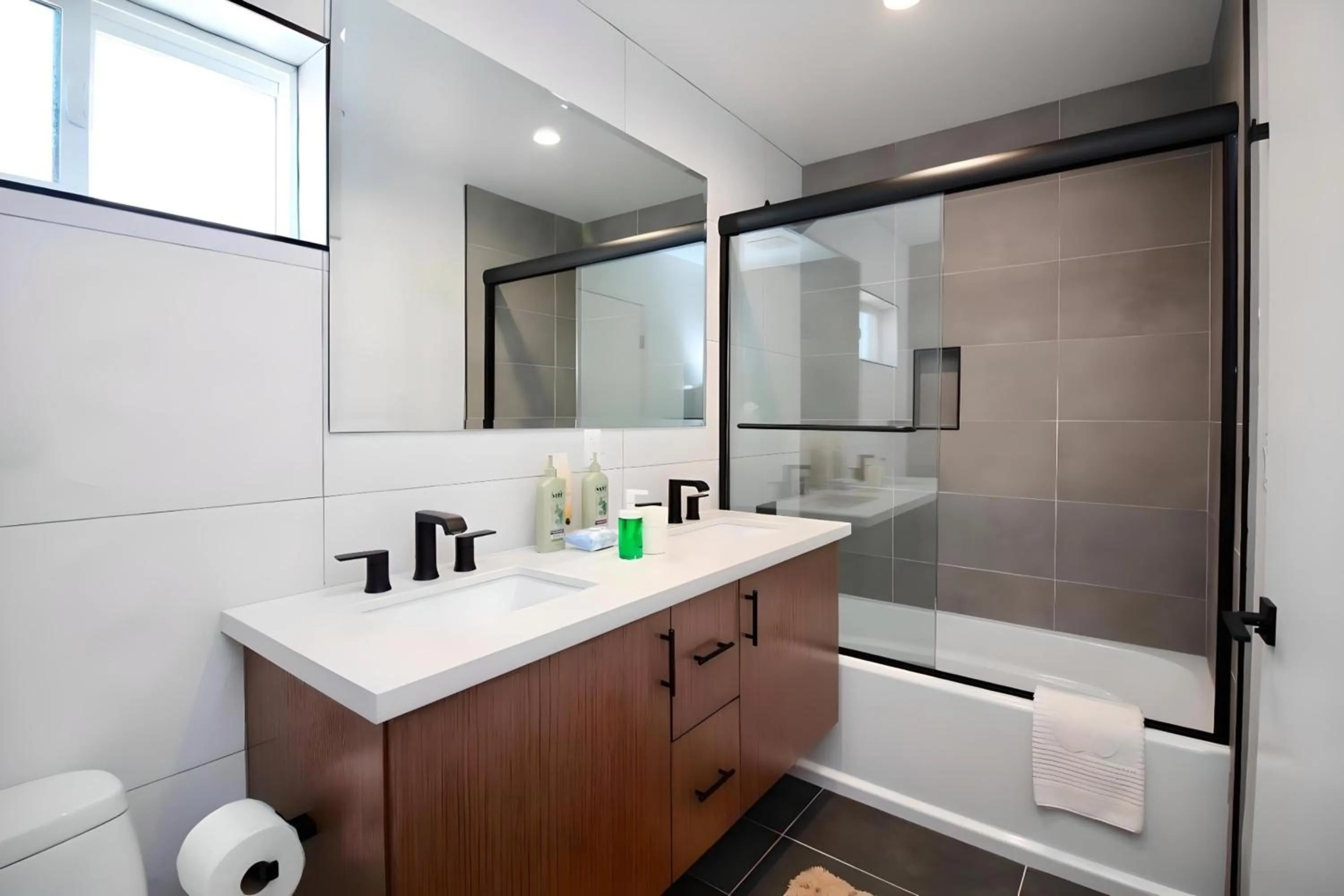 Bathroom in Los Angeles 3BR Villa Suites with Free Parking