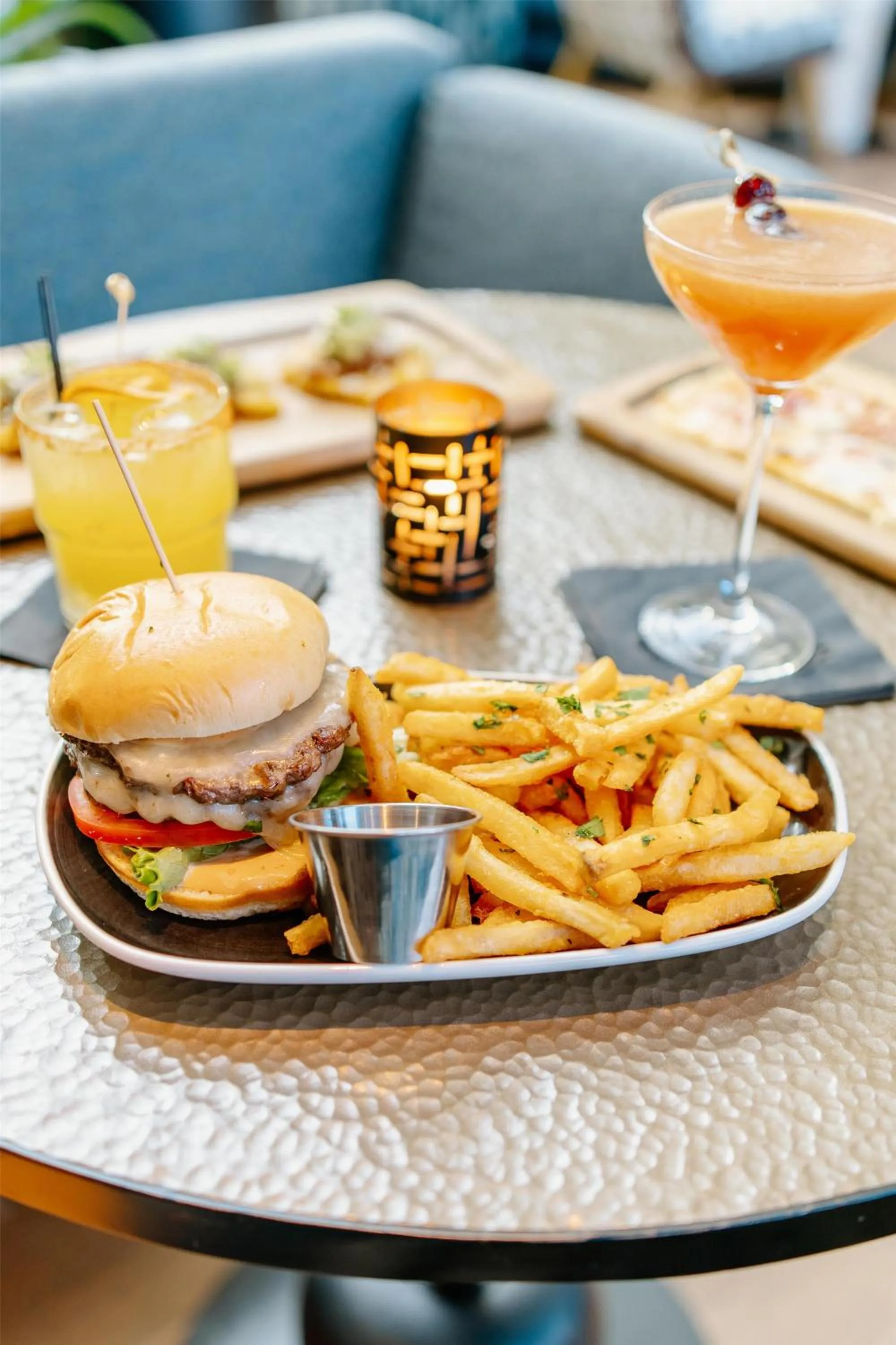 Lounge or bar in The Diplomat Beach Resort Hollywood, Curio Collection by Hilton