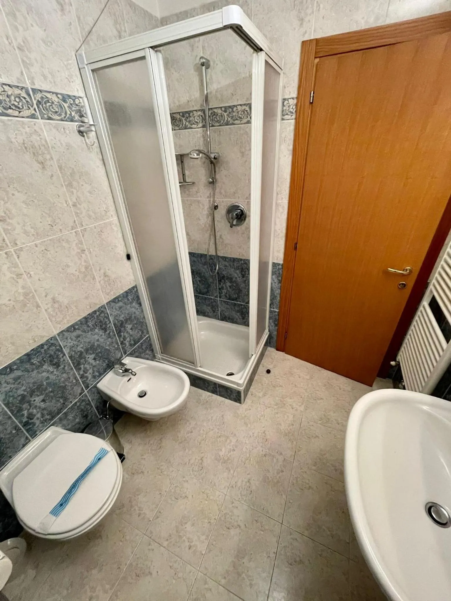 Shower in Hotel Villa Aurora