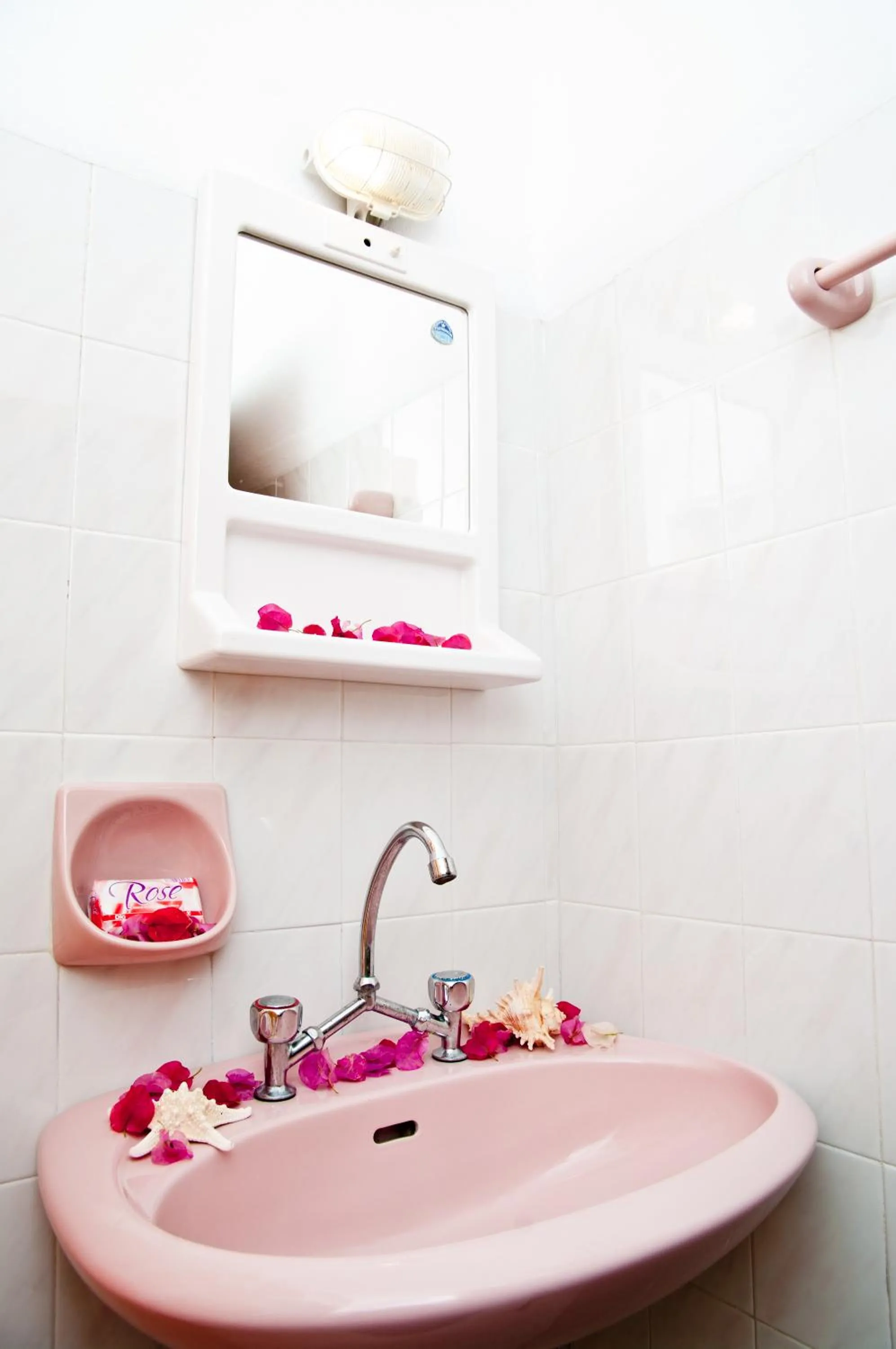 Shower in Antoniadi Rooms