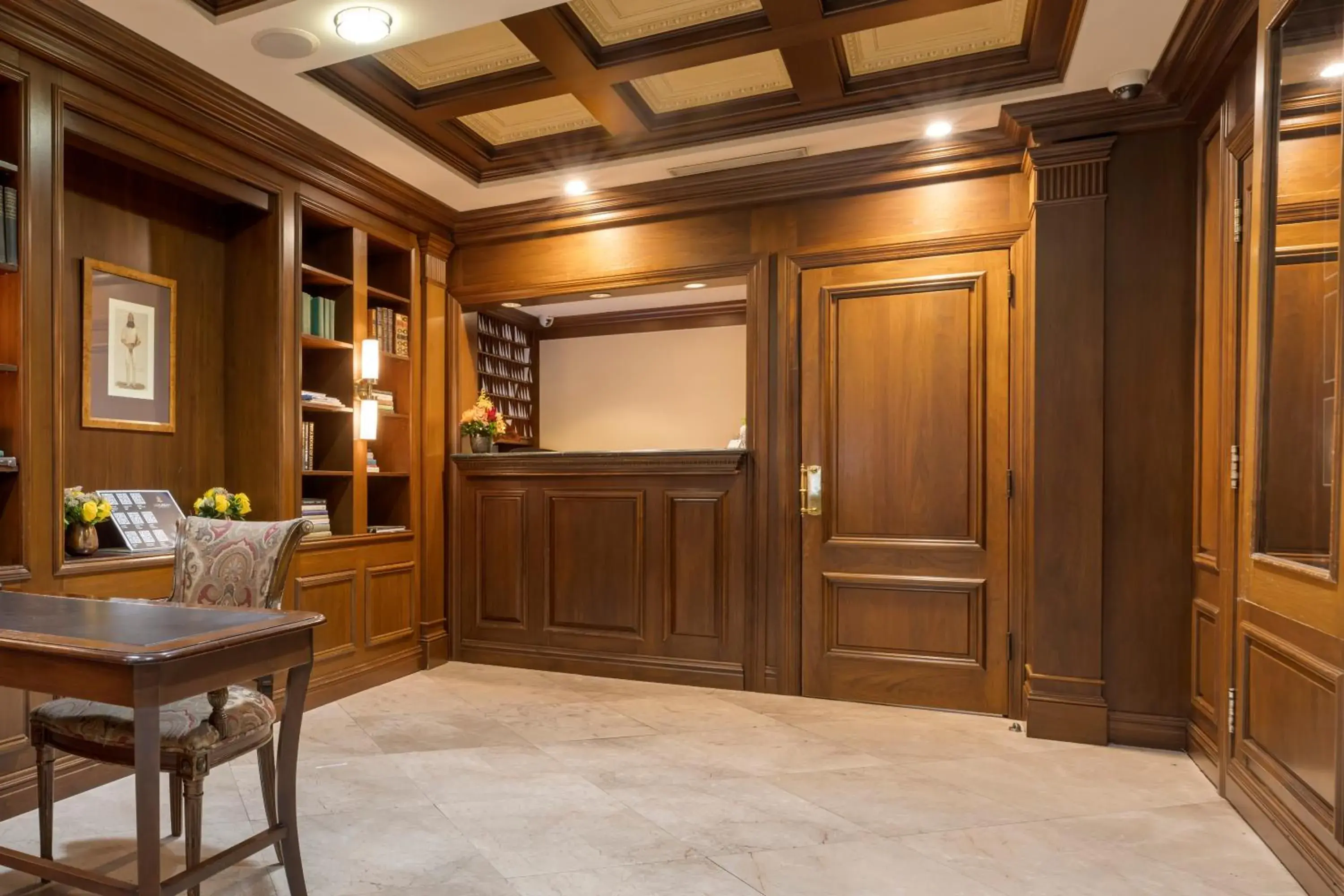 Lobby or reception in The Blakely by LuxUrban Lobby or reception in The Blakely by LuxUrban