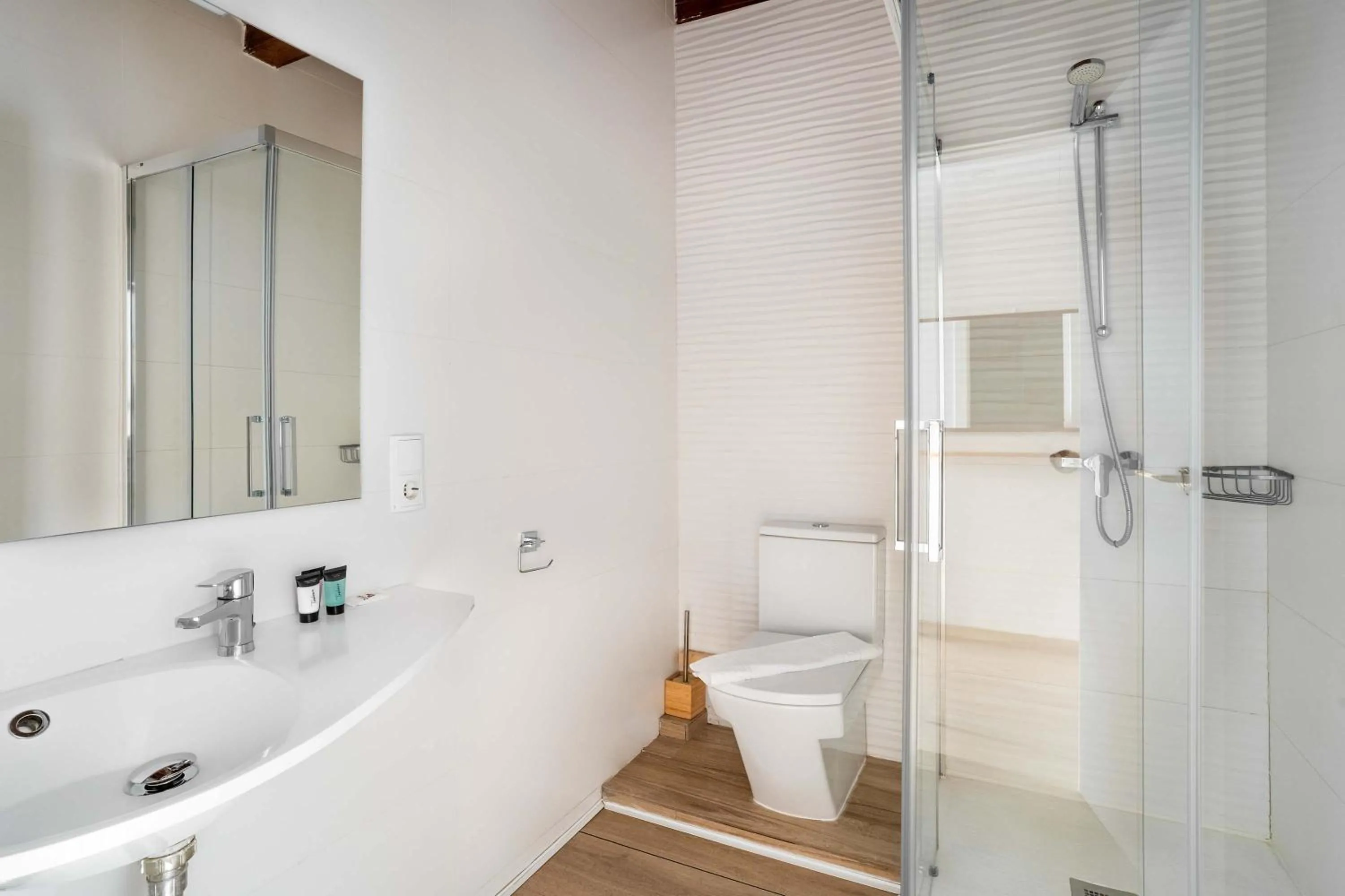 The Collection Barcelona - Paseo de Gracia 5BD and 3BTH for 10 with Terrace