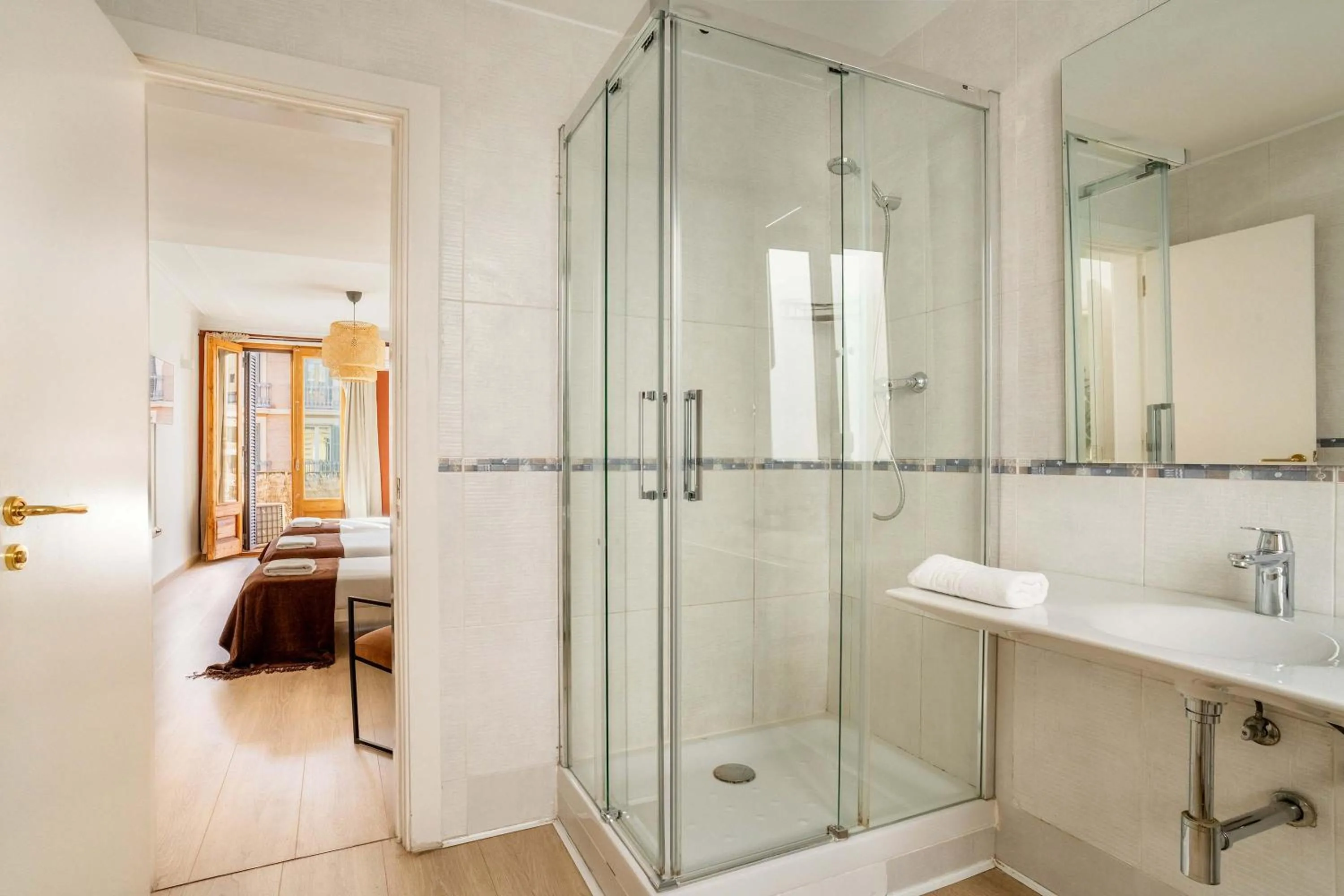 The Collection Barcelona - Paseo de Gracia 5BD and 3BTH for 10 with Terrace