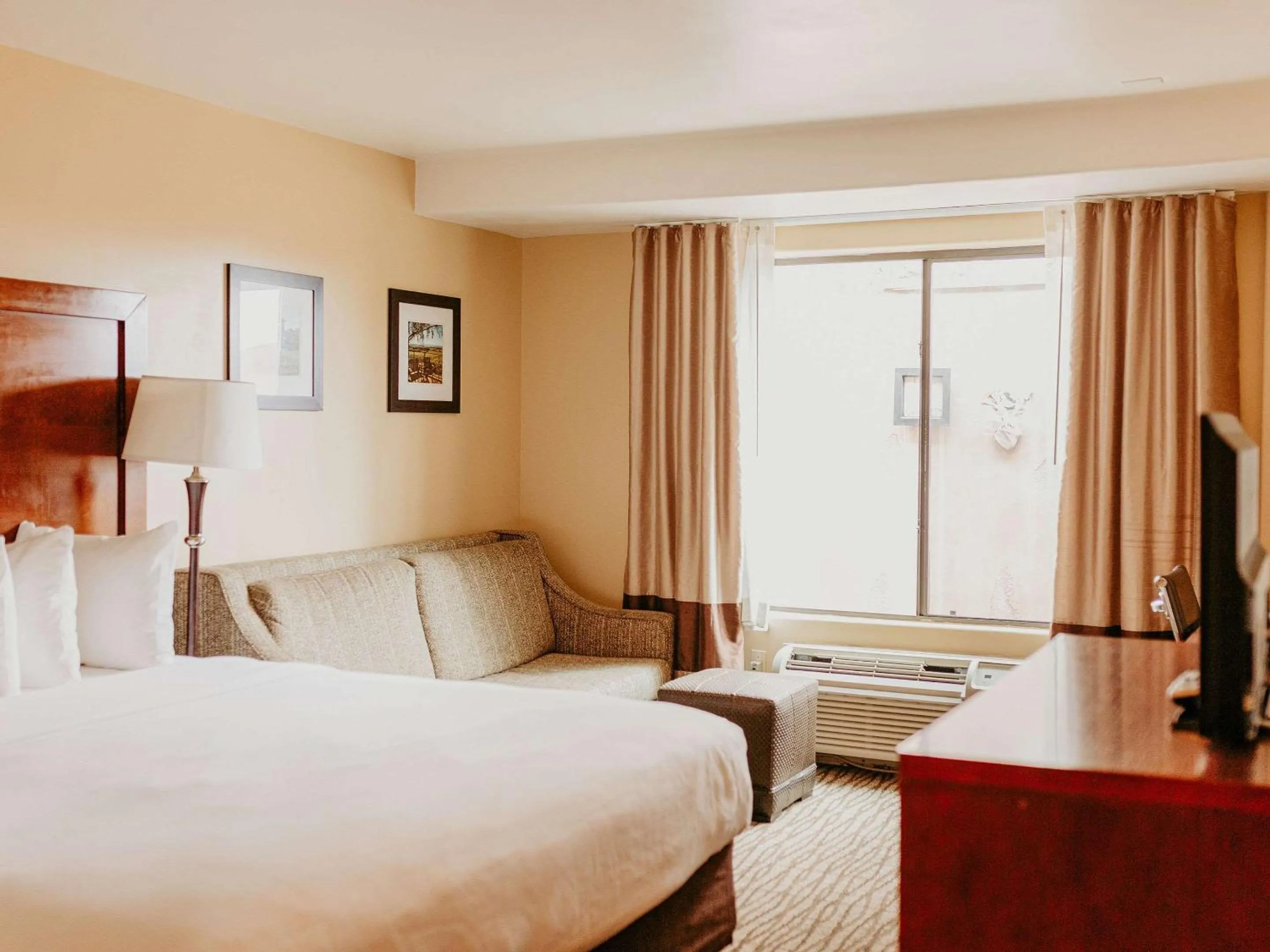 Bedroom, Bed in Comfort Inn Pomona near Fairplex