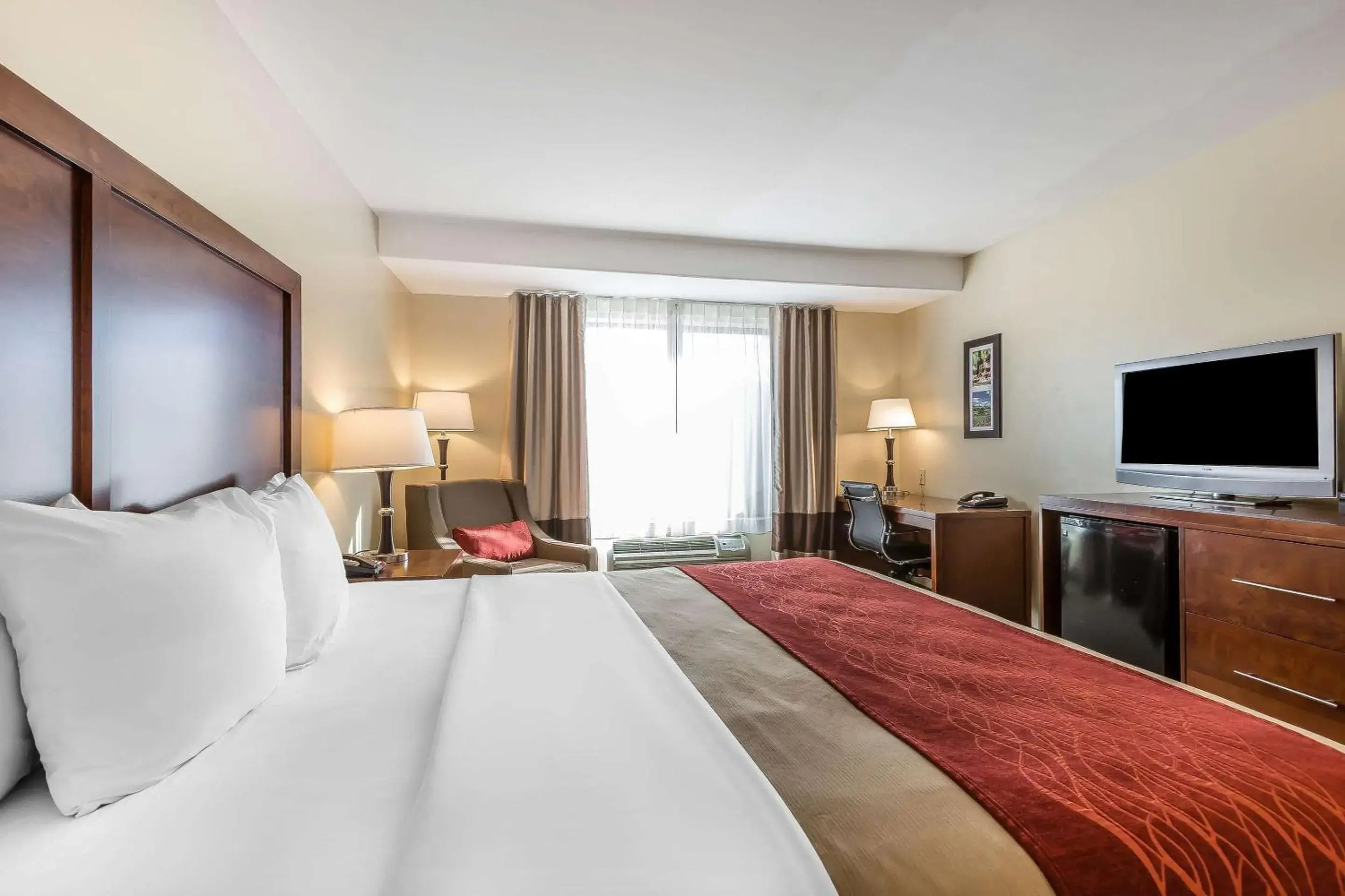 Photo of the whole room, Bed in Comfort Inn Pomona near Fairplex Photo of the whole room, Bed in Comfort Inn Pomona near Fairplex