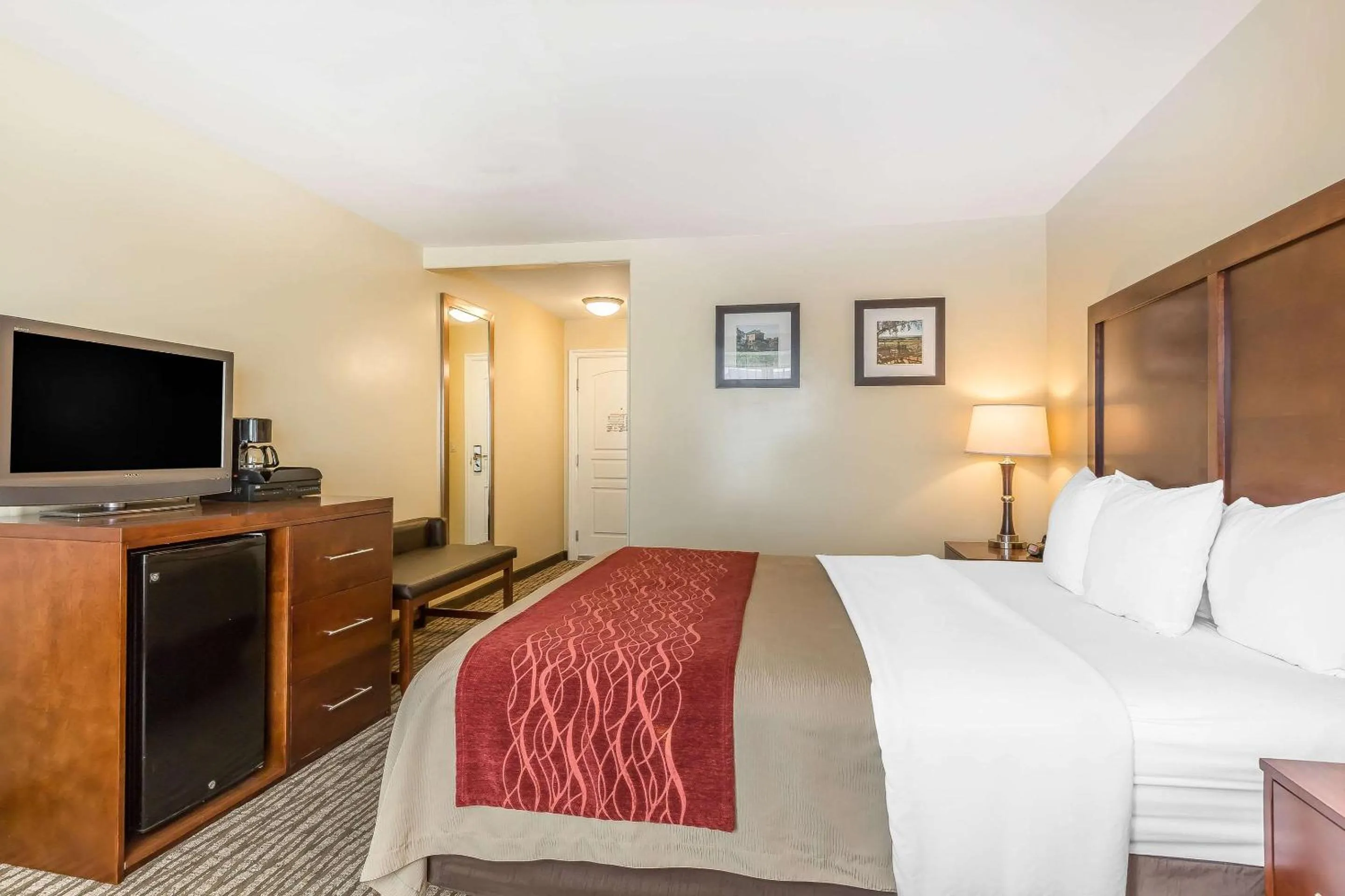 Photo of the whole room, Bed in Comfort Inn Pomona near Fairplex