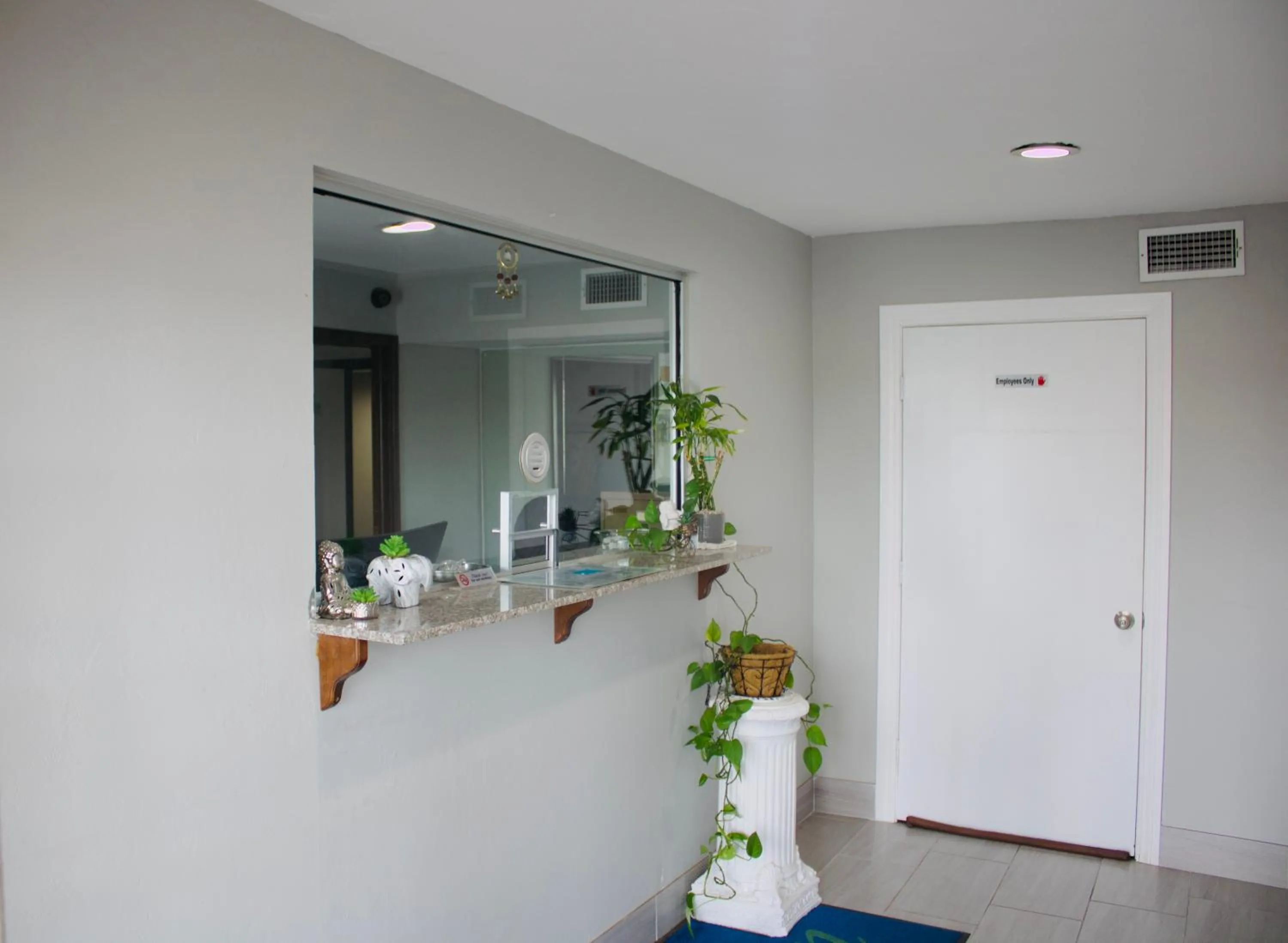 Lobby or reception in Meridian Inn Oklahoma City Airport