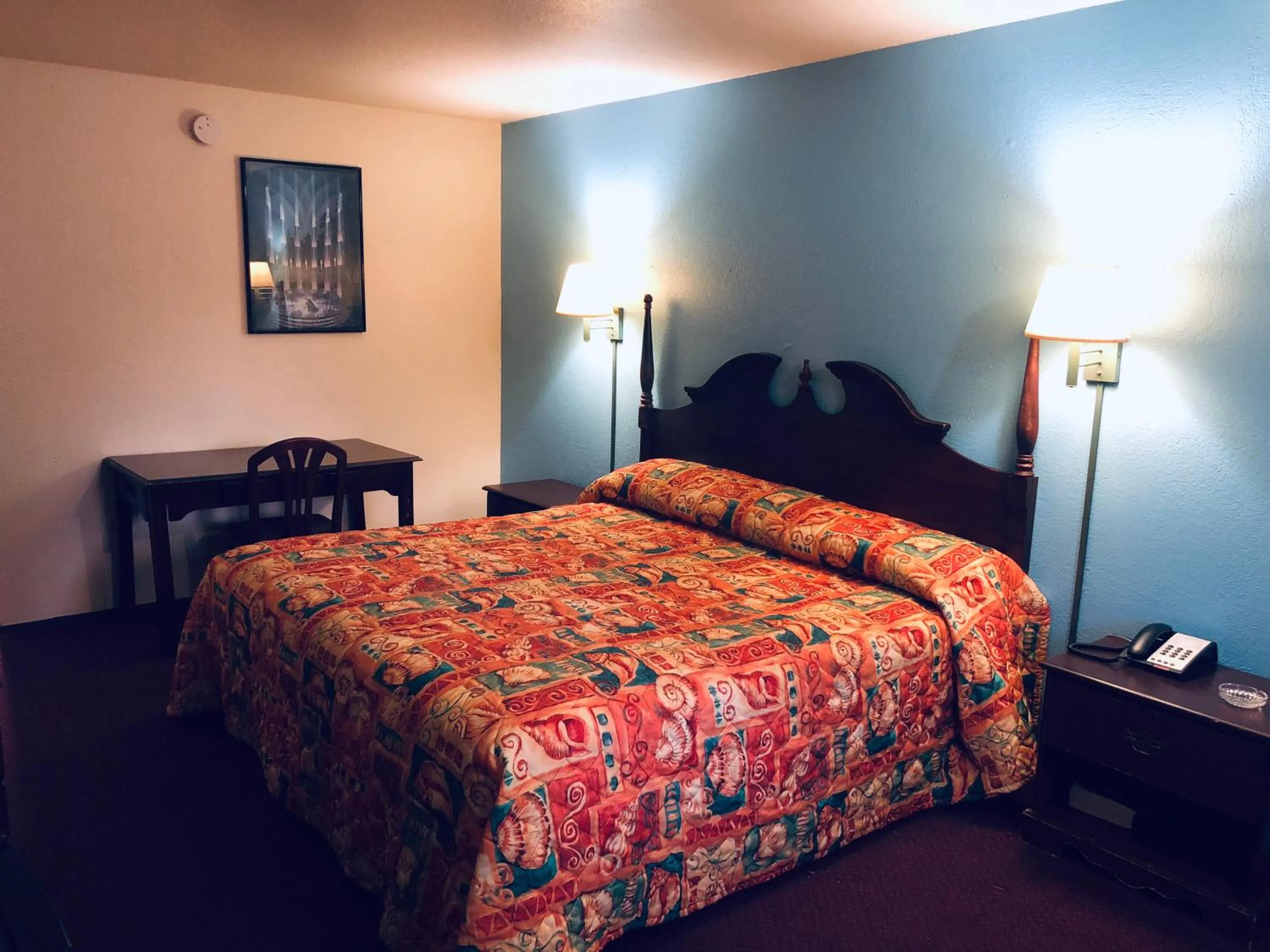 Bed in Meridian Inn Oklahoma City Airport