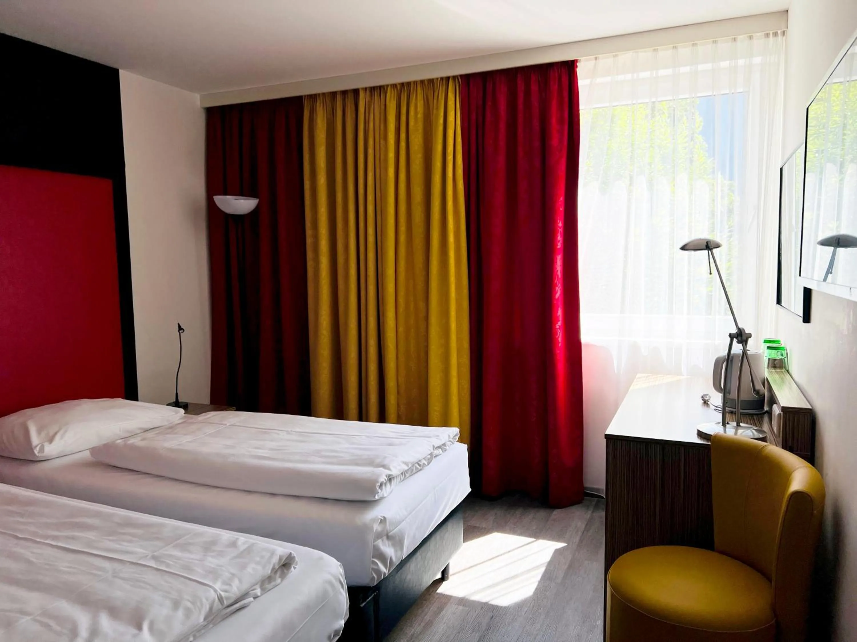 Photo of the whole room, Bed in Senator Hotel Vienna