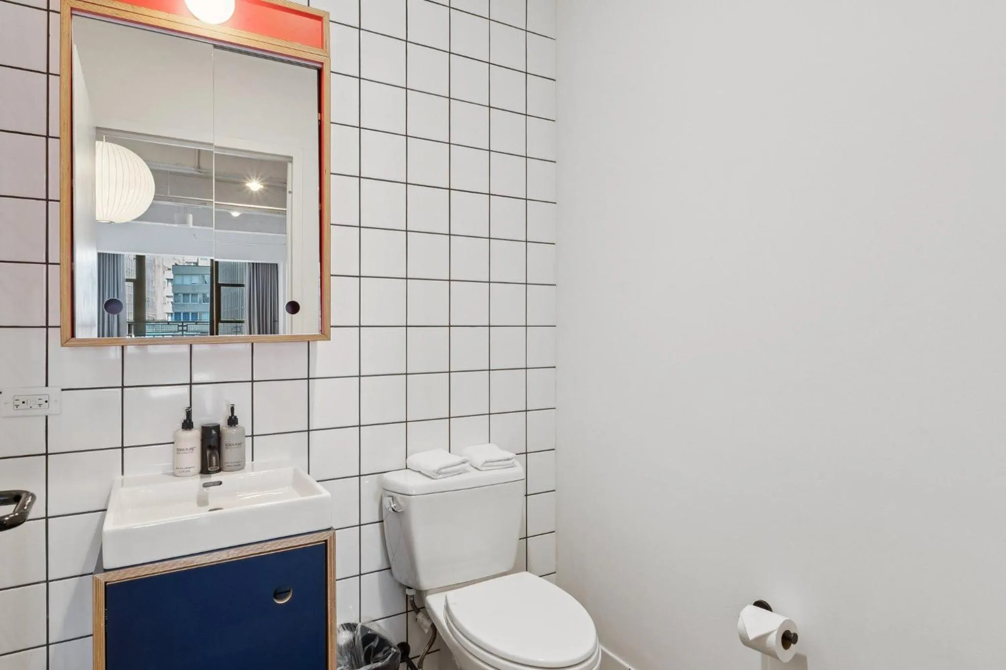 Toilet in Placemakr Wall Street