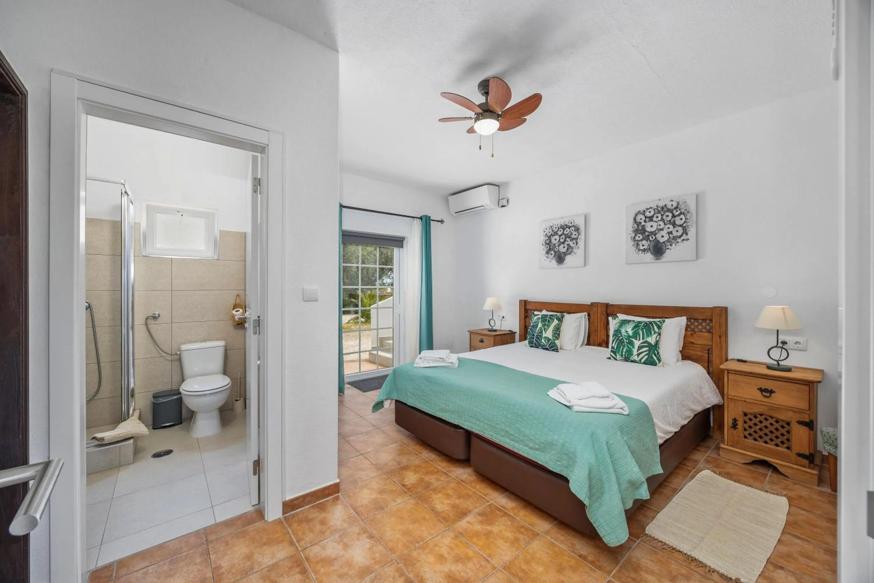 Bathroom, Bed in Casa Jardim Oasis