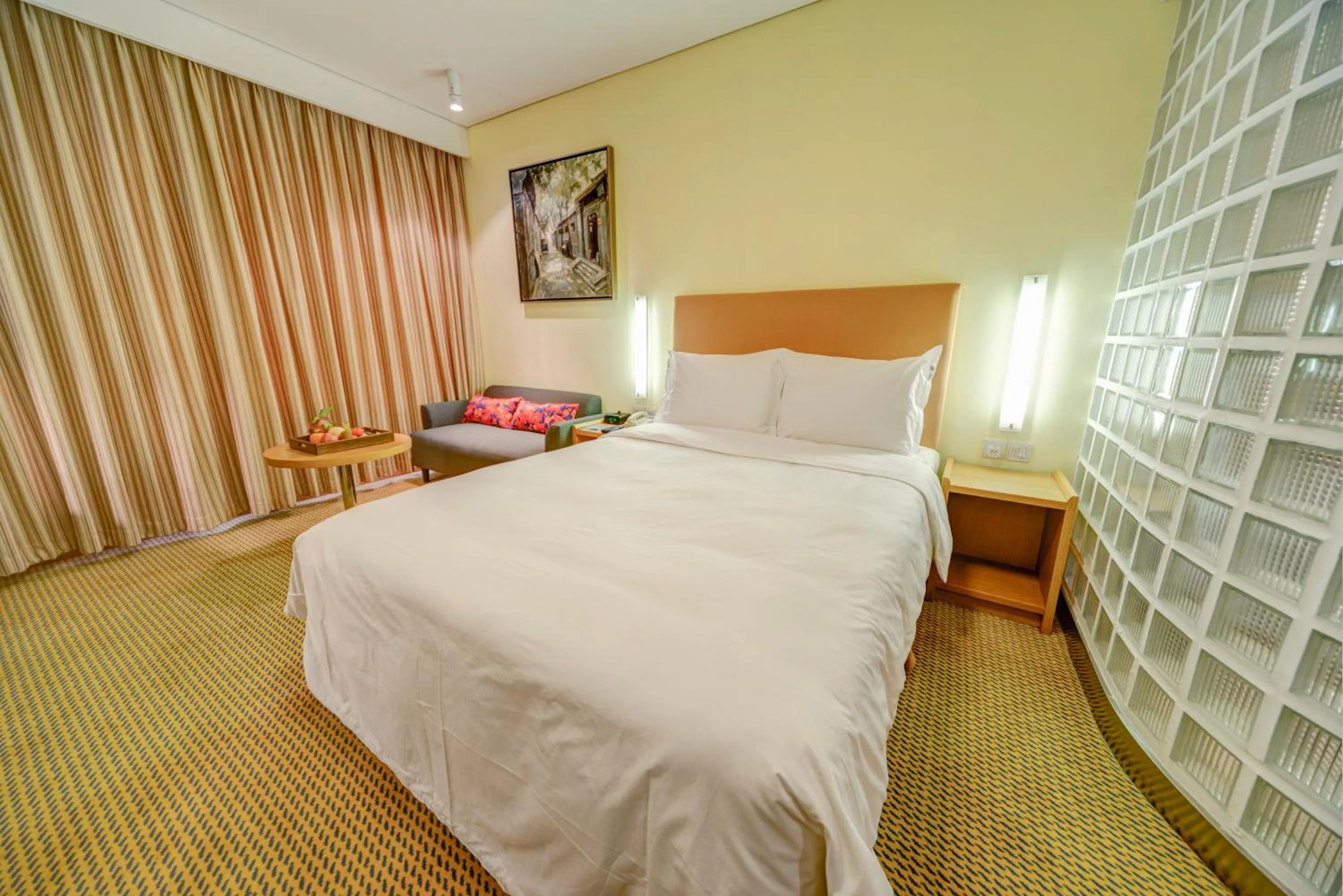 Photo of the whole room, Bed in Holiday Inn Express Beijing Temple of Heaven by IHG