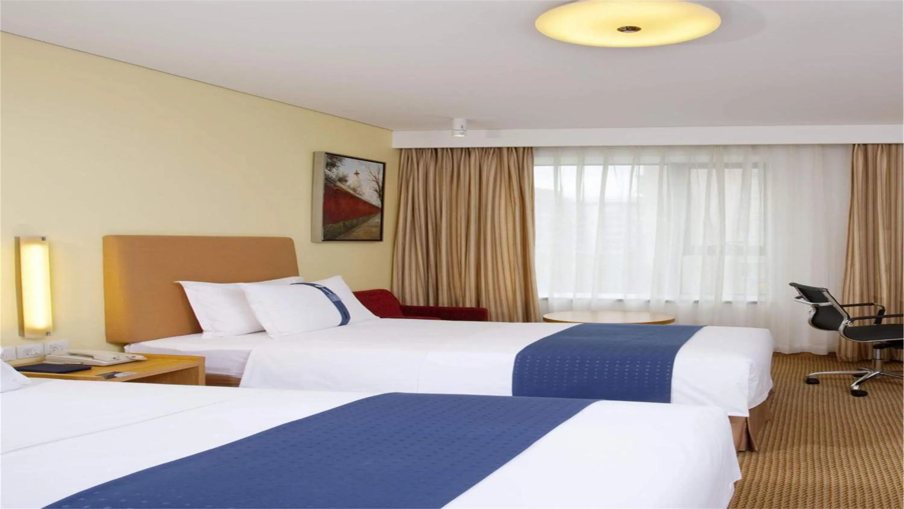 Photo of the whole room, Bed in Holiday Inn Express Beijing Temple of Heaven by IHG