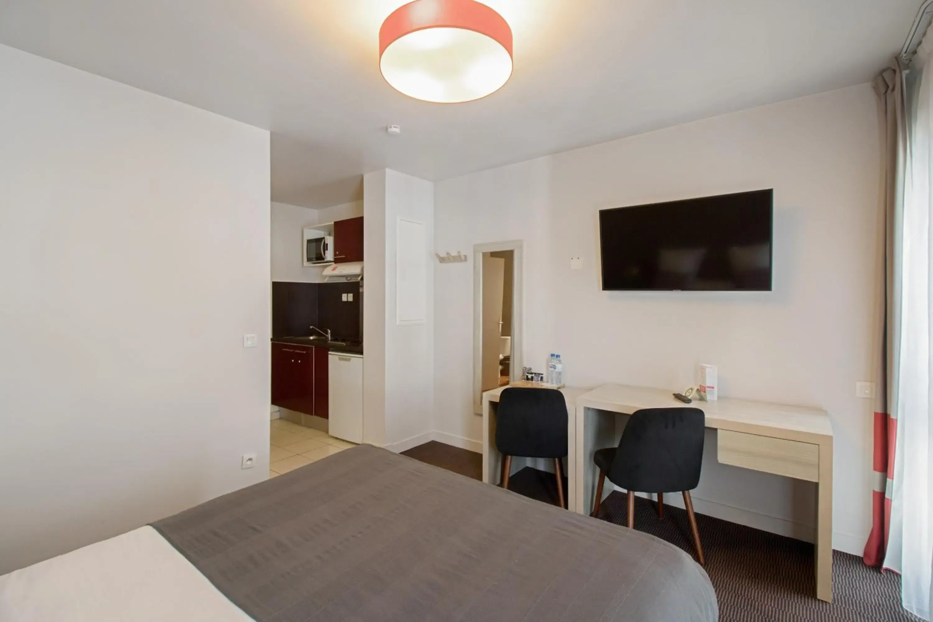 Photo of the whole room, Bed in Appart’City Confort Paris Villejuif Photo of the whole room, Bed in Appart’City Confort Paris Villejuif