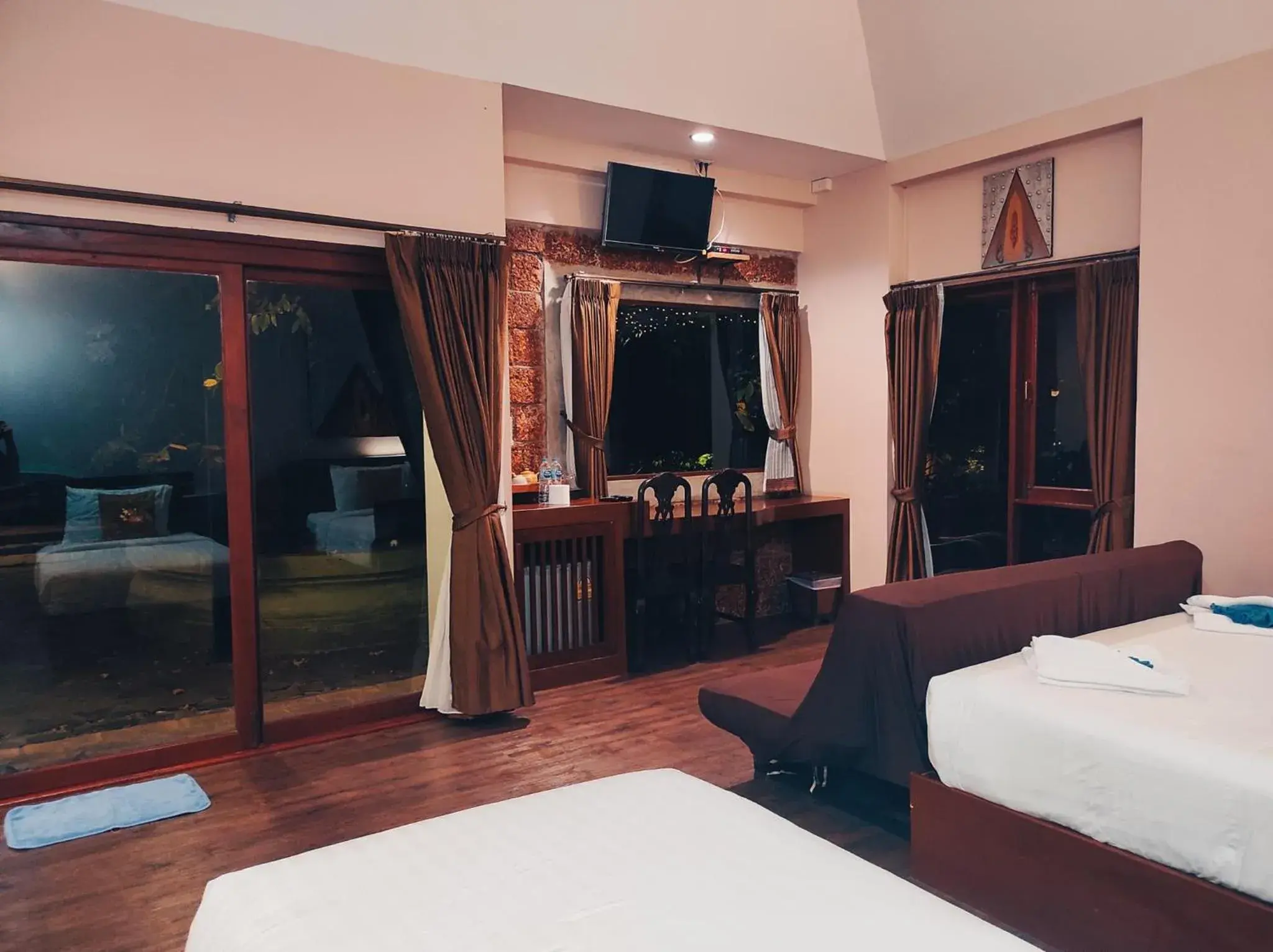 TV and multimedia, Bed in Foresto Sukhothai Guesthome TV and multimedia, Bed in Foresto Sukhothai Guesthome