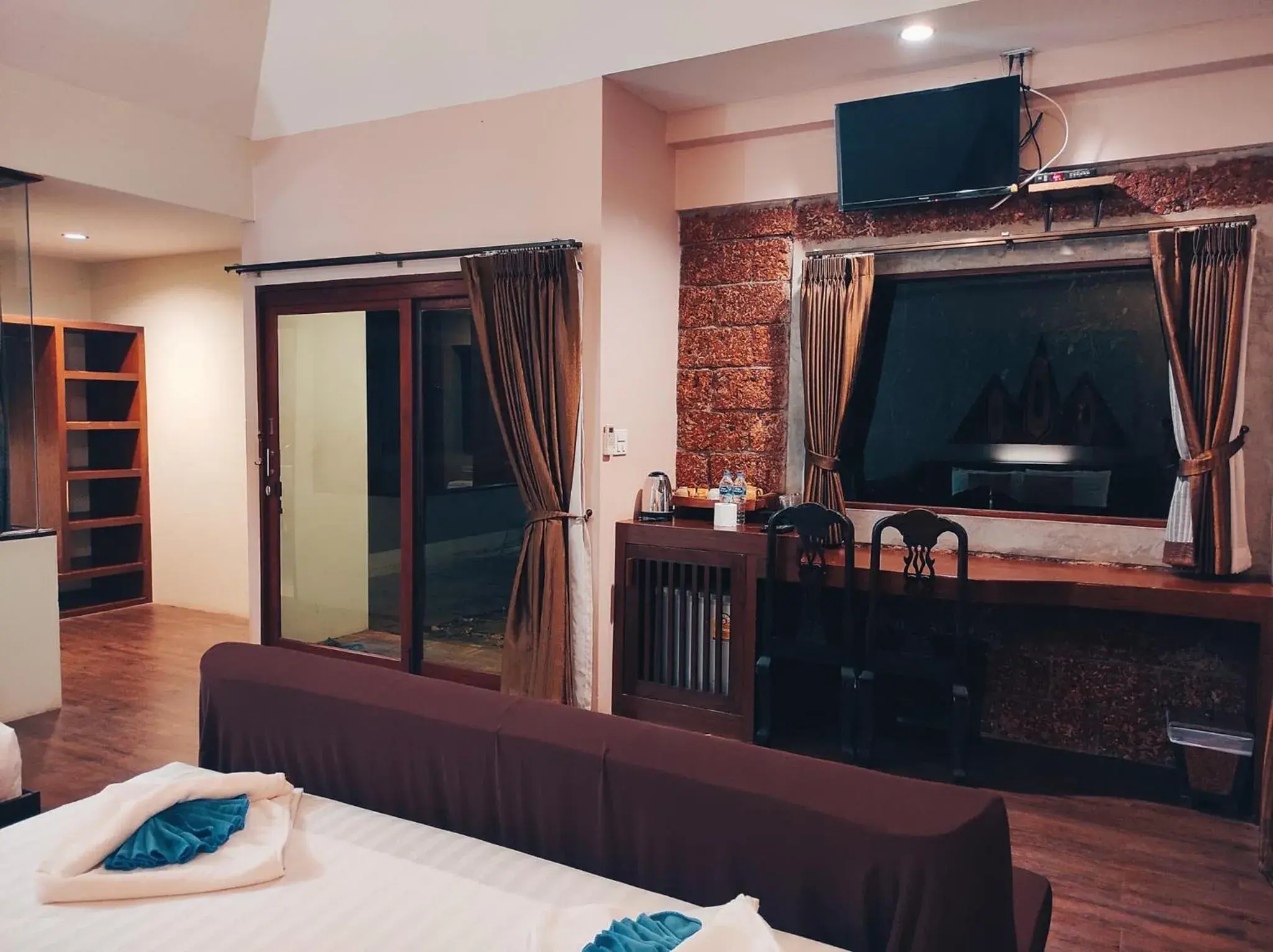 TV and multimedia, Bed in Foresto Sukhothai Guesthome TV and multimedia, Bed in Foresto Sukhothai Guesthome