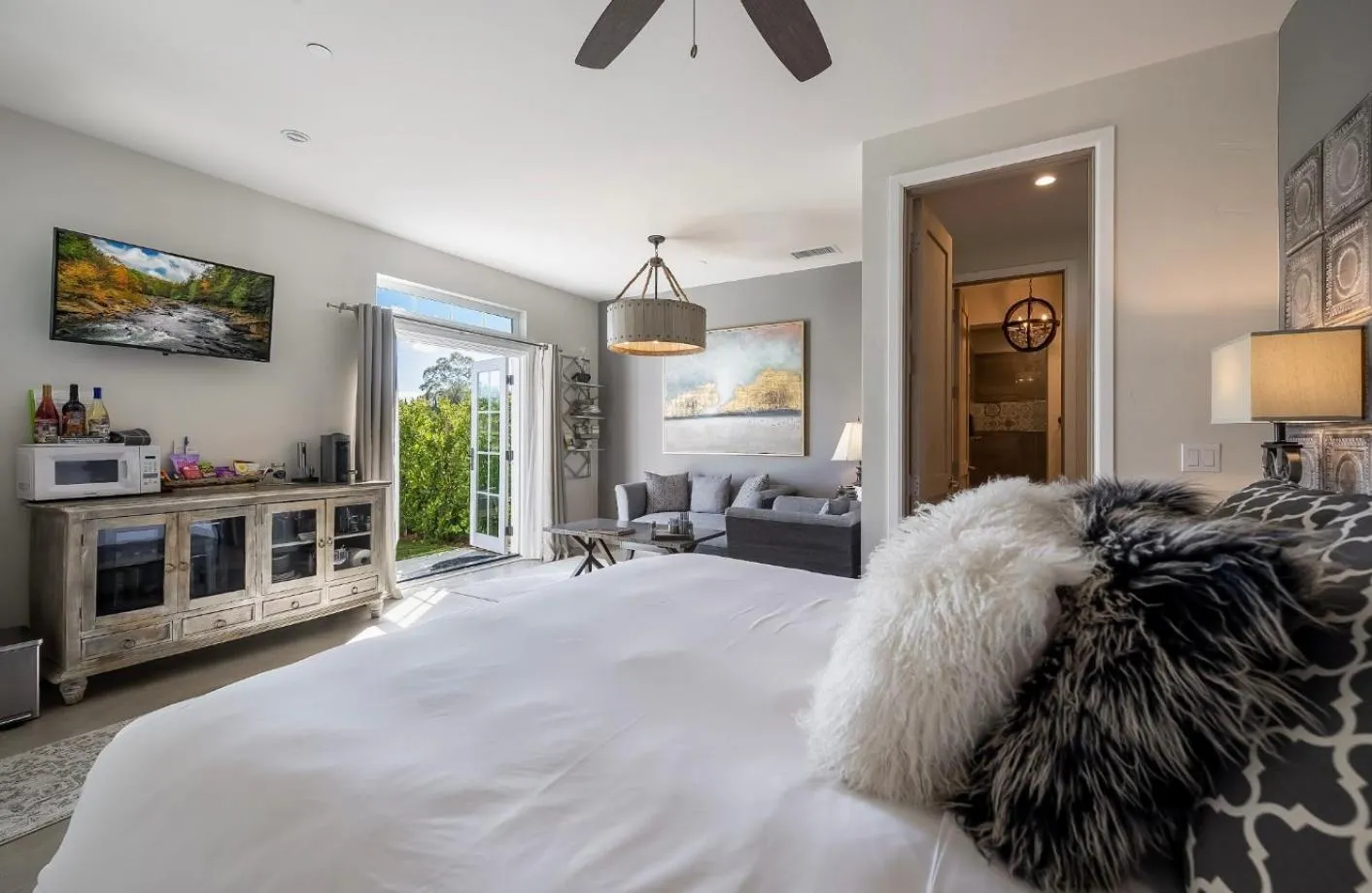 Photo of the whole room, Bed in Domaine Chardonnay