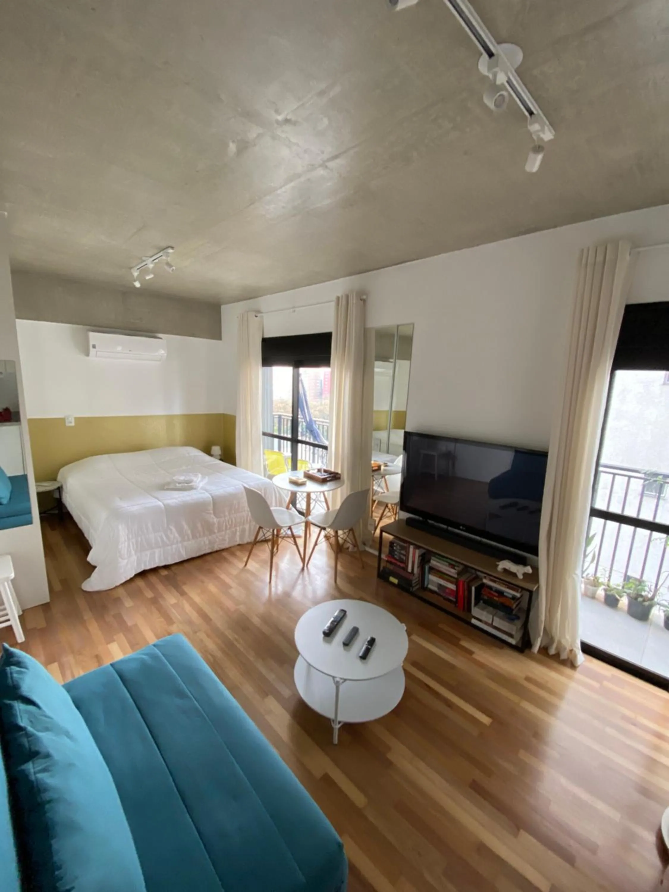 Apartment with Balcony in 85 New studio w balcony, fast wifi and movie screen!