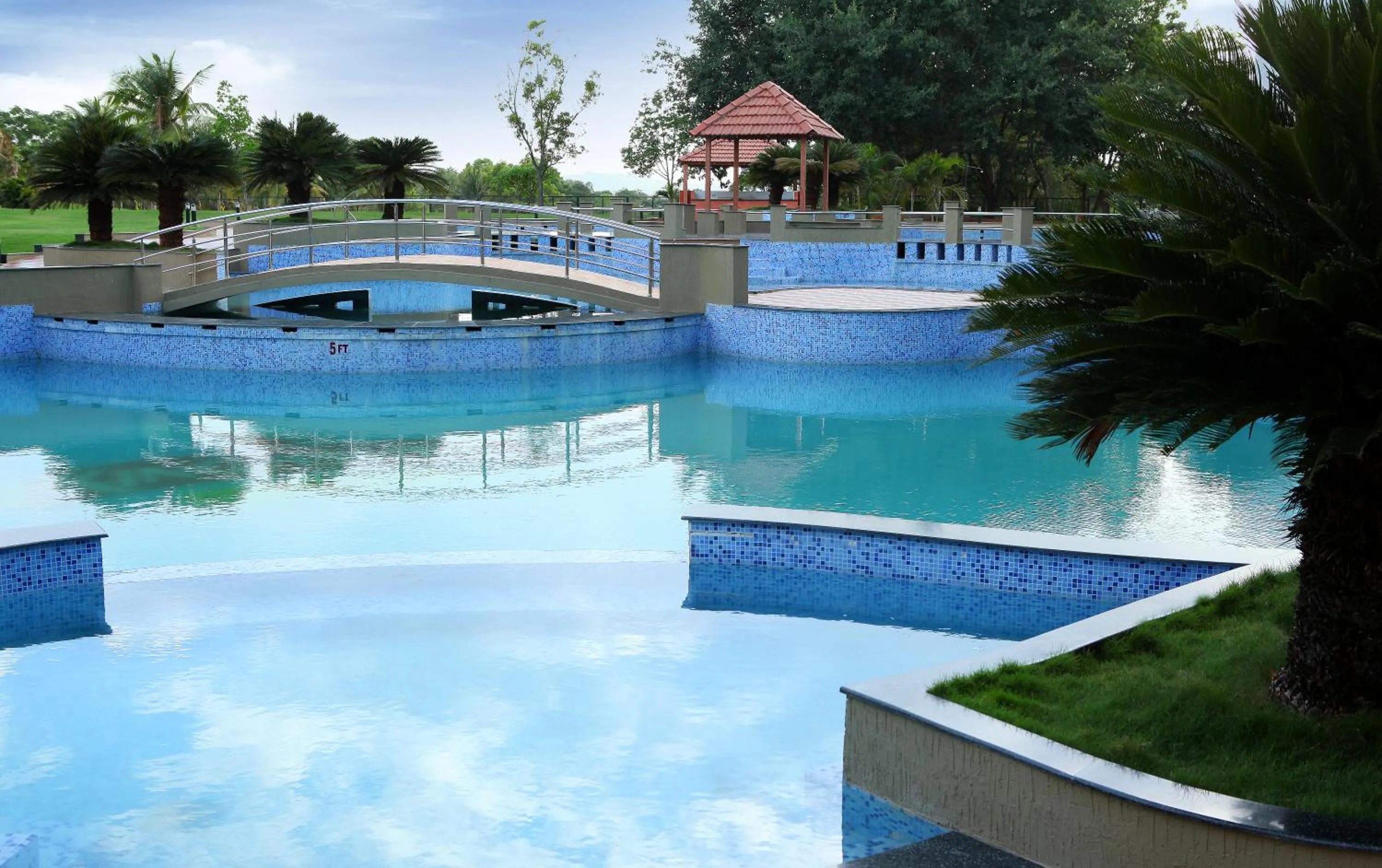 Swimming pool in Eagleton The Golf Resort